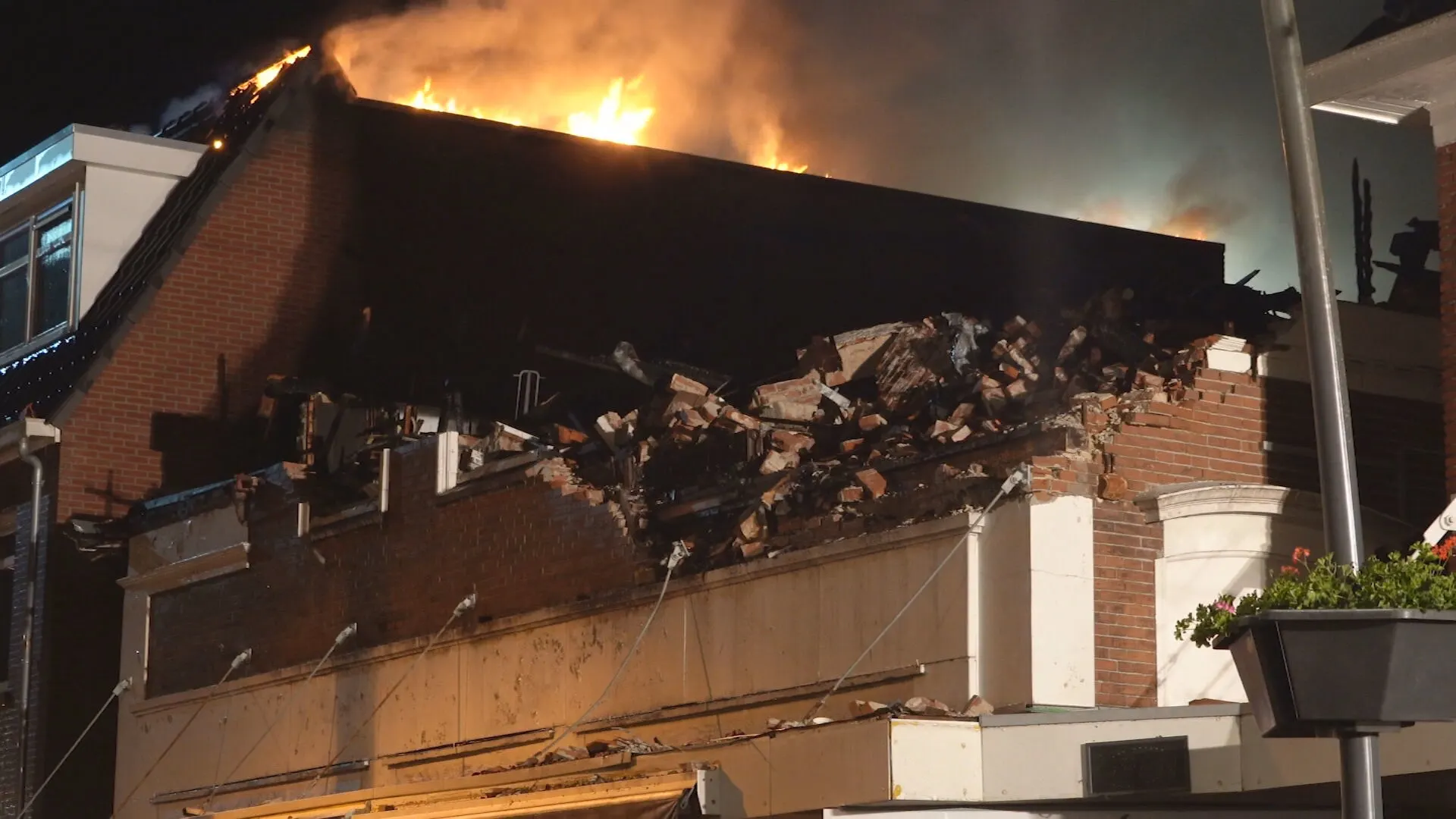 Vlammen slaan uit appartementen in Veendam, geen gewonden