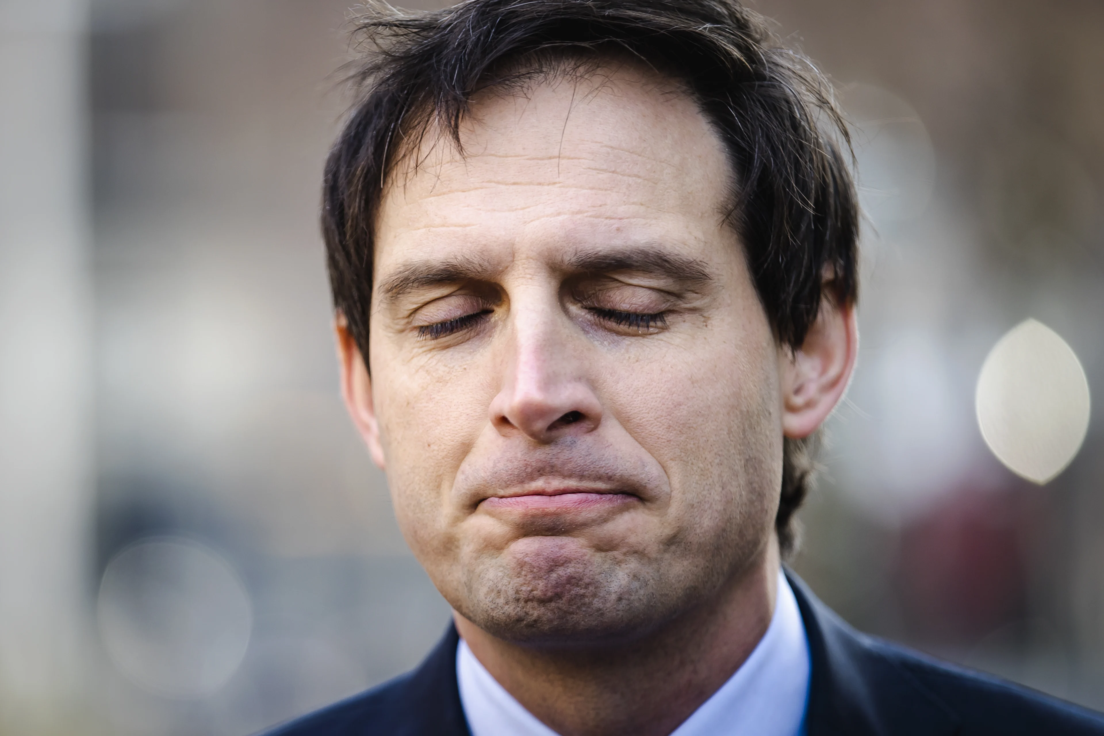 Een derde van Nederland vindt dat Hoekstra de politiek uit moet: zijn partij ook?