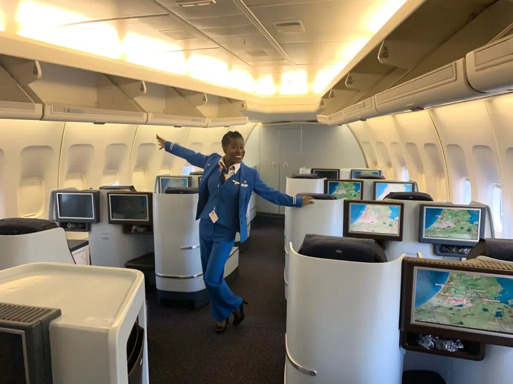 Omscholen van KLM-stewardess naar ouderenverzorger: 'Er zijn veel overeenkomsten'