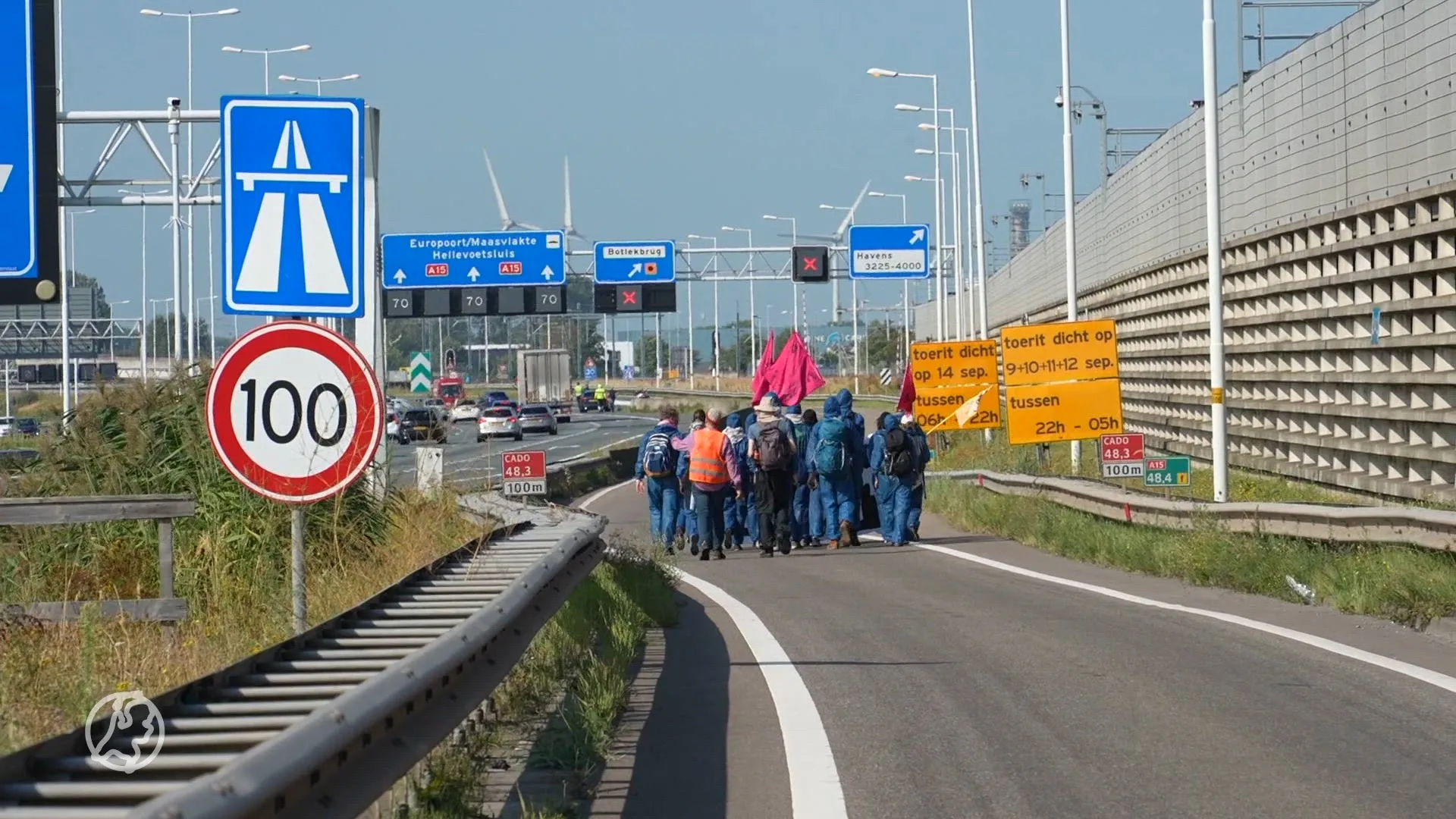 Klimaatactivisten blokkeren deel Botlekbrug op A15