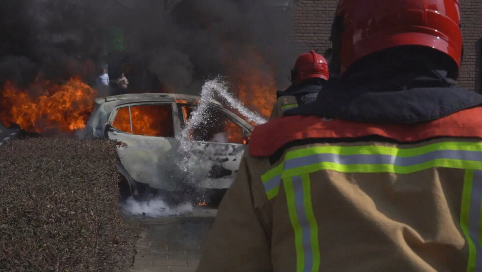 Auto vliegt in brand tijdens rijden, bestuurster kon net op tijd wegkomen