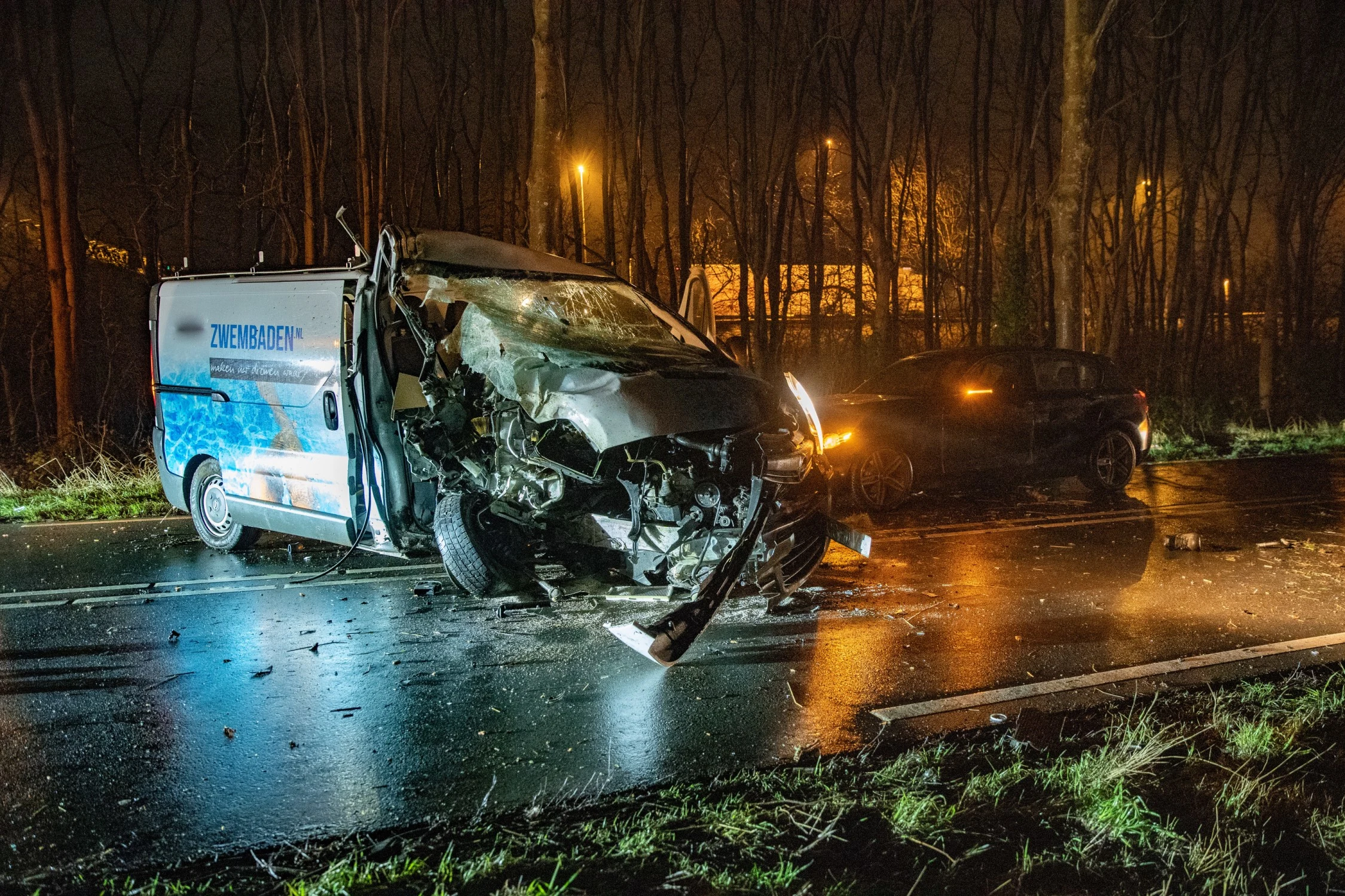 Automobiliste (33) stapt uit om te helpen bij eenzijdig ongeval, wordt zelf aangereden