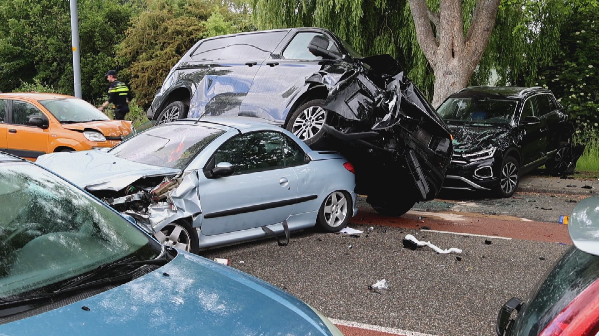 Ravage bij ongeval in Hoofddorp: busje belandt op auto en schade aan vijf voertuigen