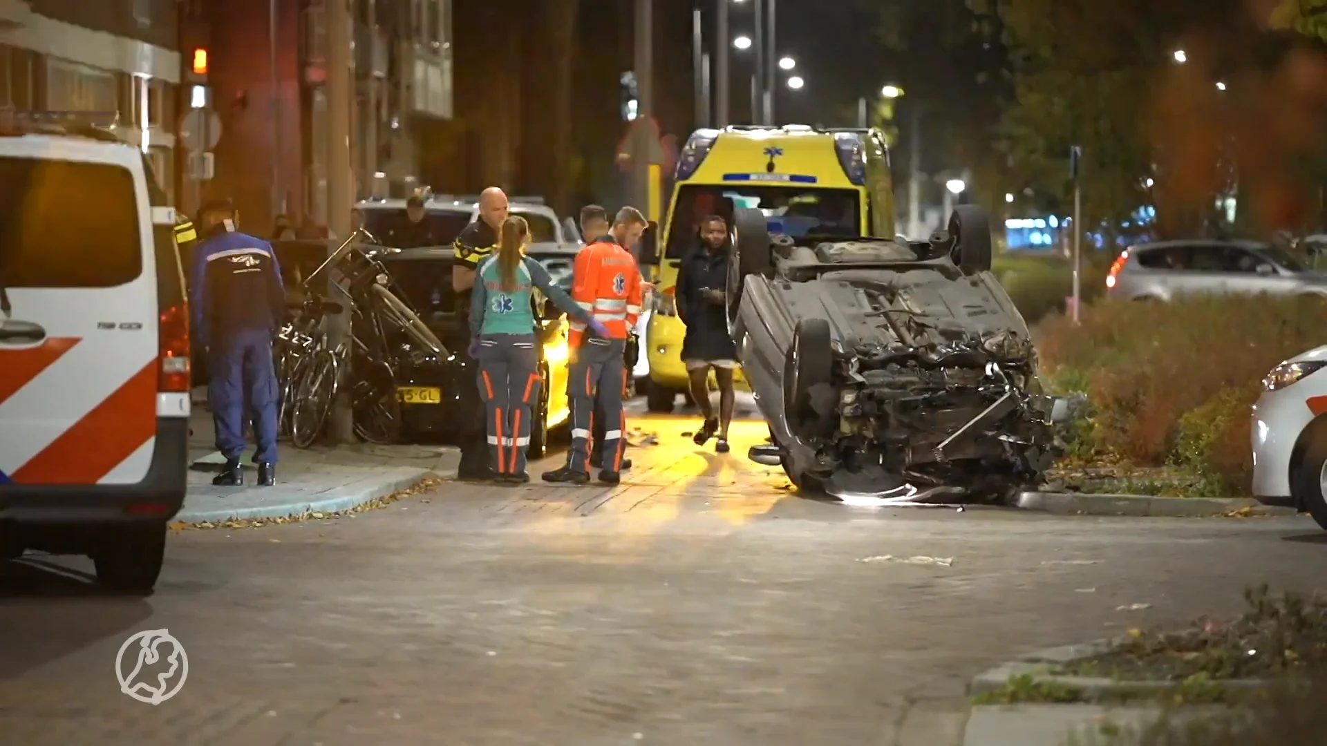Auto vliegt over de kop in Rotterdam, slachtoffers kruipen uit wrak en slaan op de vlucht