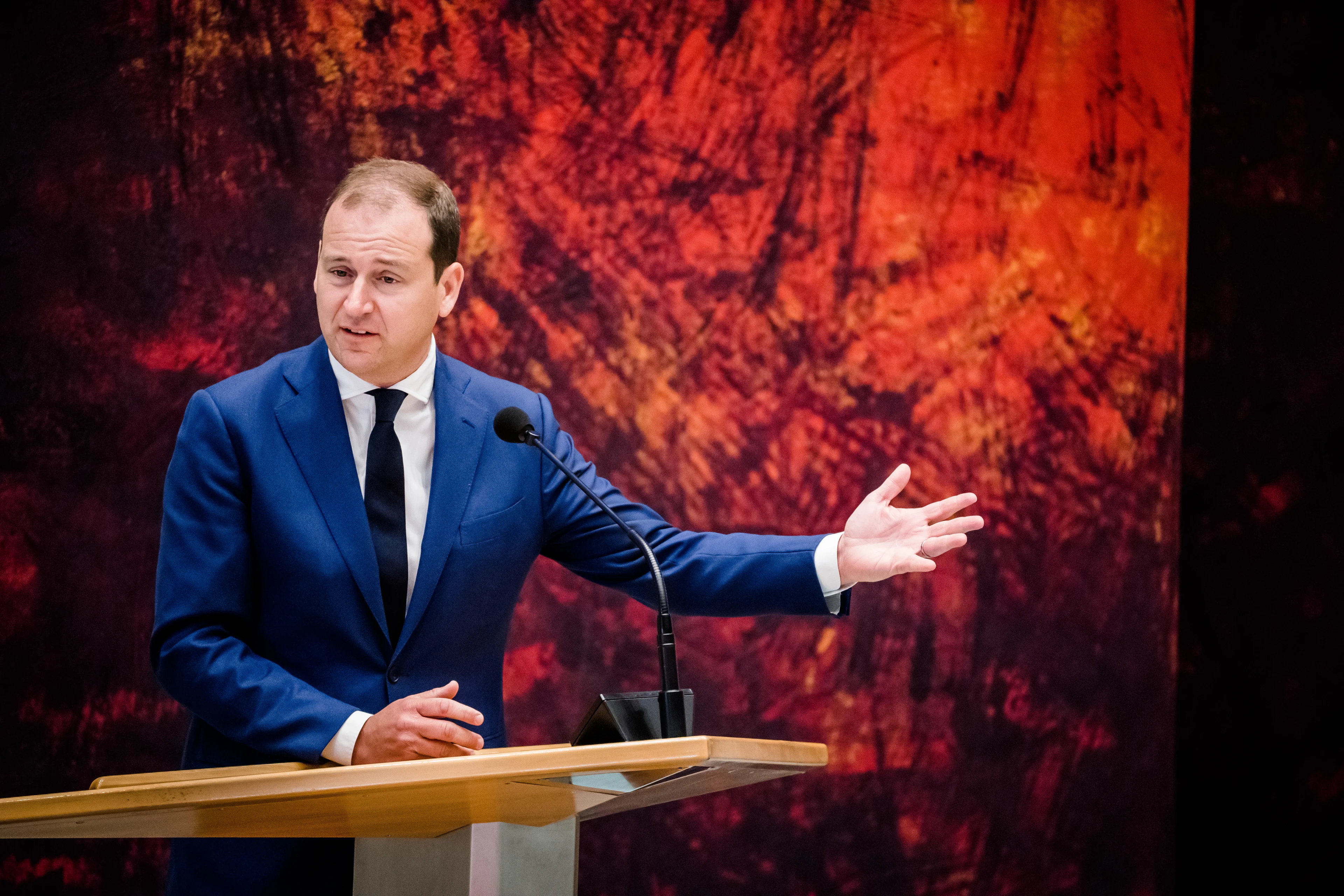 Asscher verwijt kabinet gebrekkige regie en wil debat over opmars coronavirus