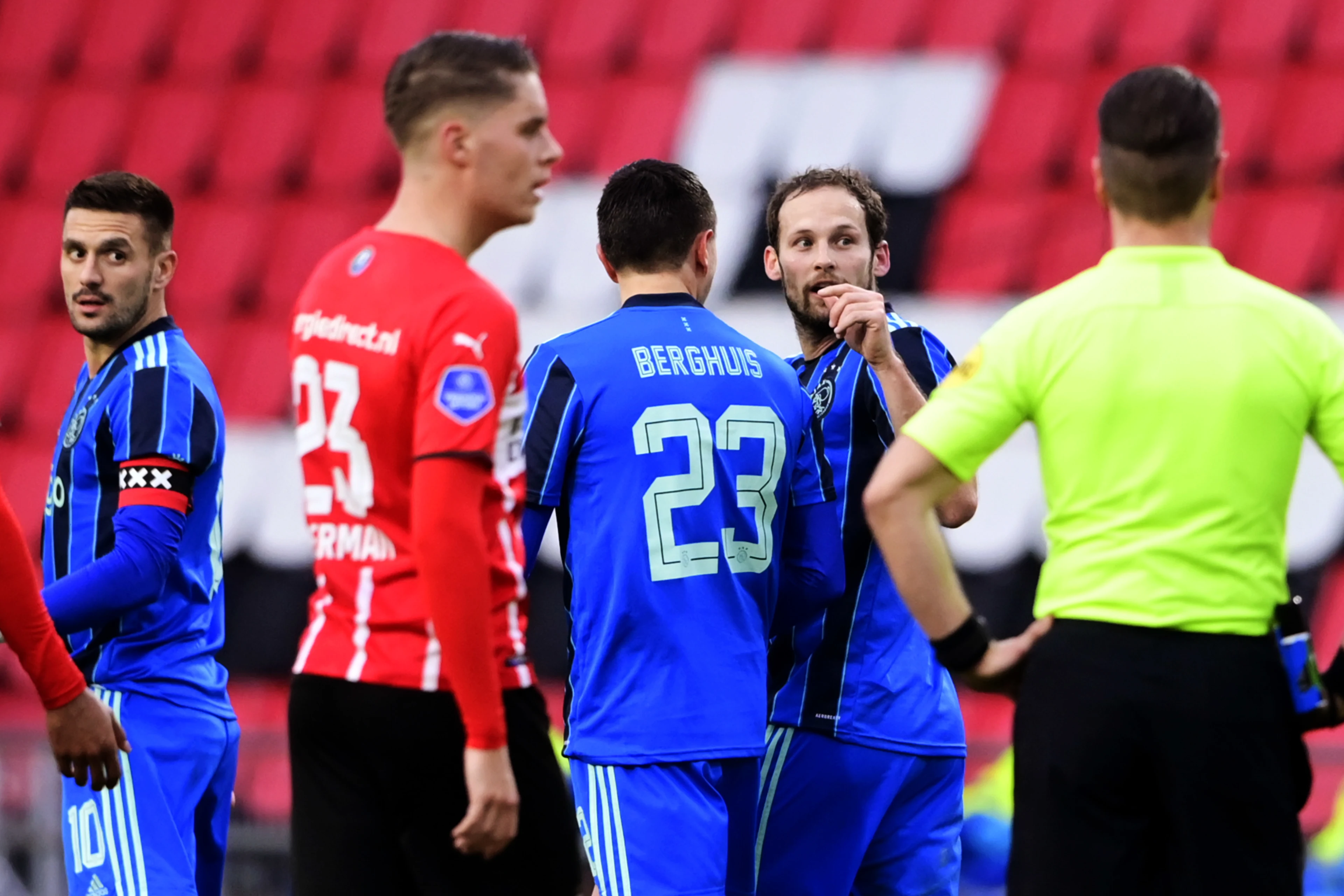 Winnende goal Ajax zorgt voor flinke discussie: was die bal nou uit of niet?