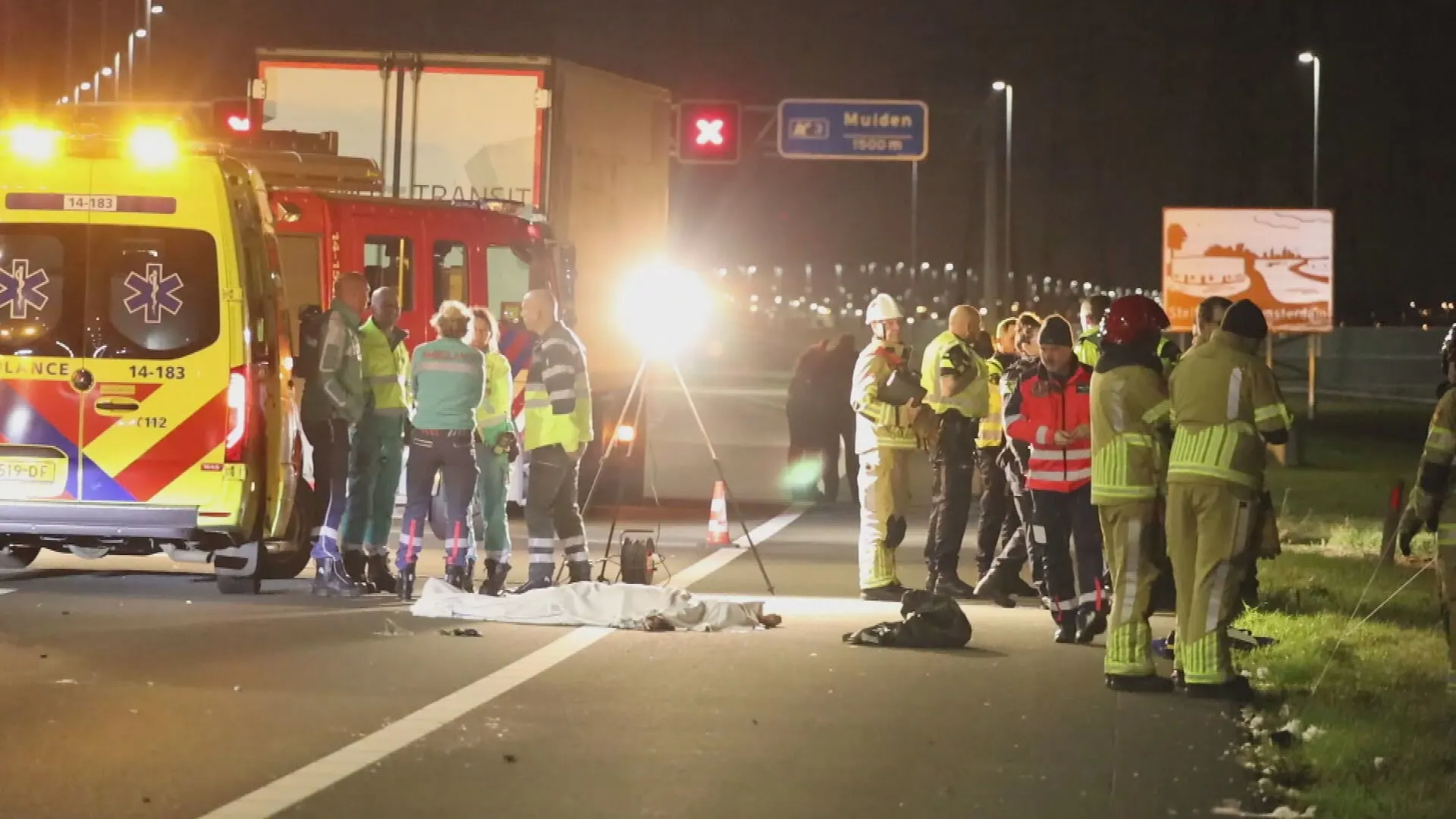 Man overleden na aanrijding met vrachtwagen op A1 bij Muiden