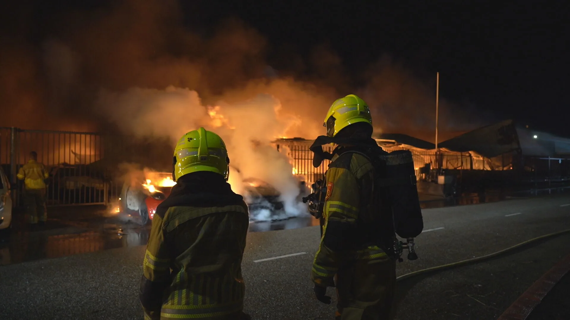 Enorme vlammen: brand verwoest autobedrijf op industrieterrein Roosendaal