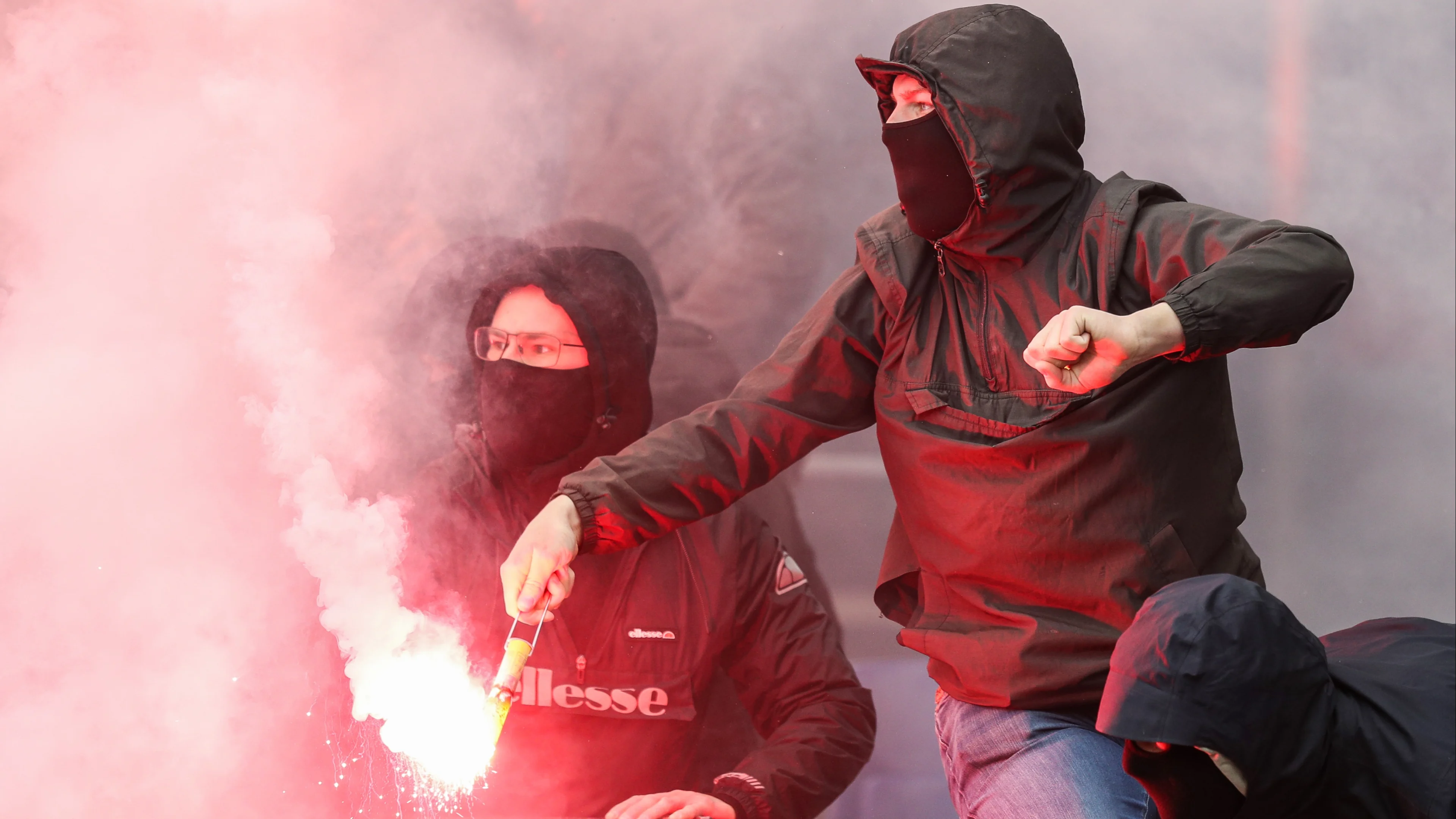 VIDEO: Feyenoord-hooligans slopen Airbnb na nederlaag in Boekarest