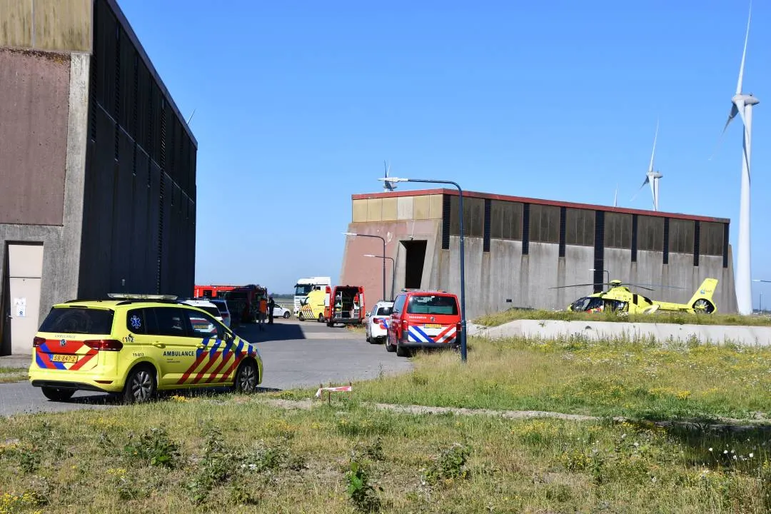 Man (25) valt in 14 meter diepe put bij Krammersluizen Bruinisse