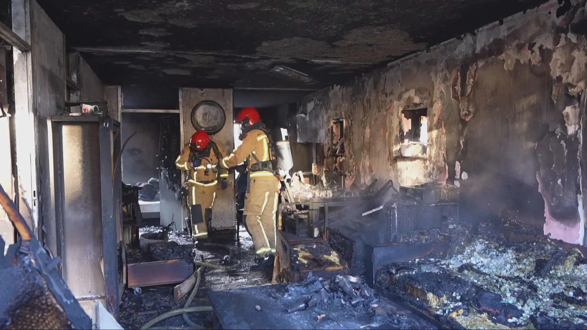 Brandweer redt slapende bewoner uit huis bij felle woningbrand in Best