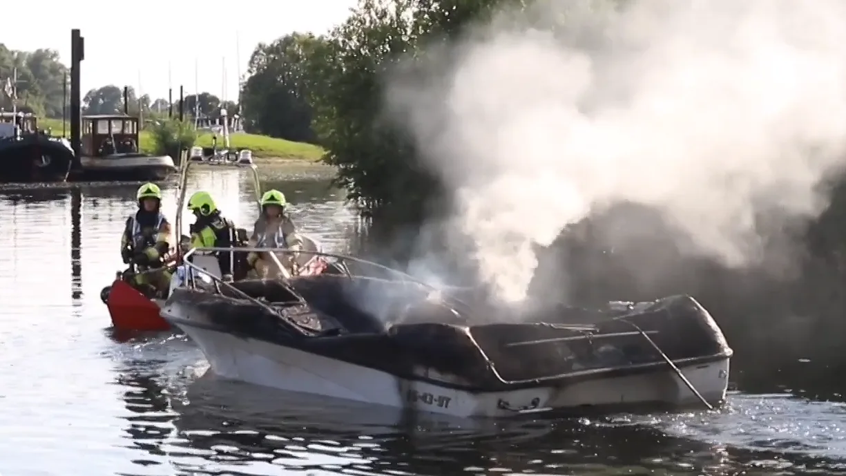 Vier gewonden bij explosie op jacht in Maurik