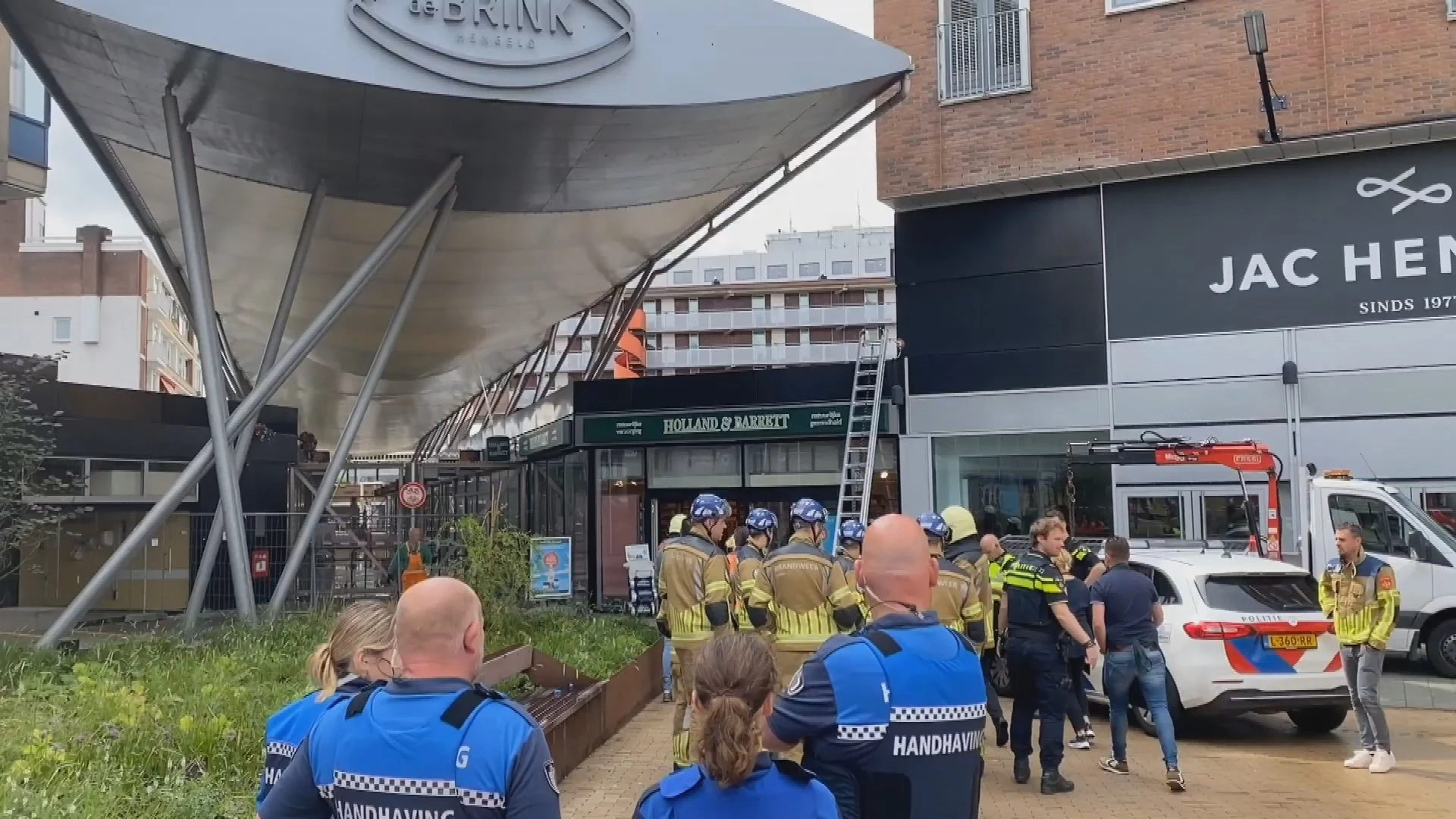 Winkelpanden in Hengelo ontruimd, vrees voor bezwijken dak door regenwater