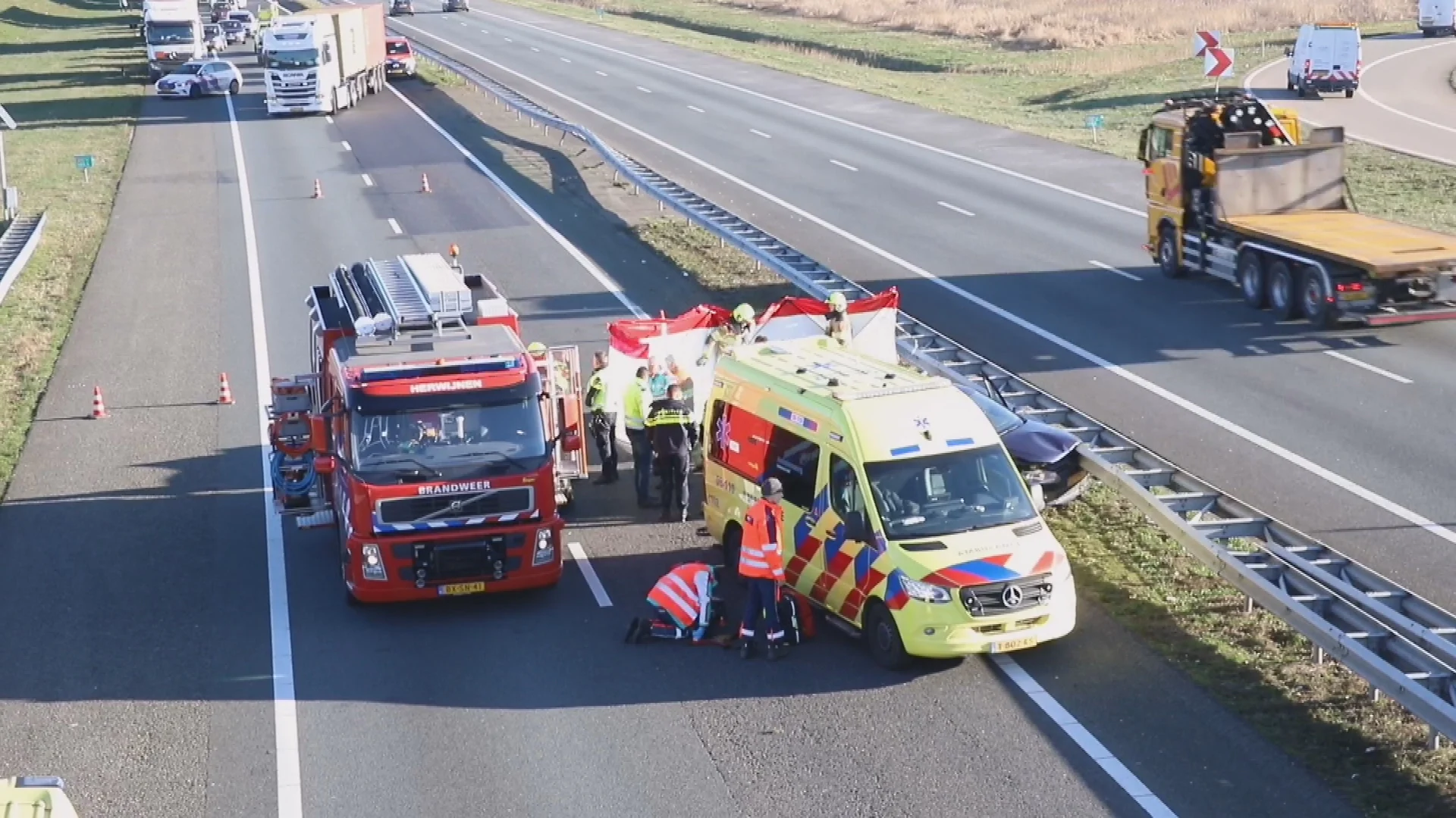 Man (41) overleden bij ongeluk op snelweg A15 bij Vuren