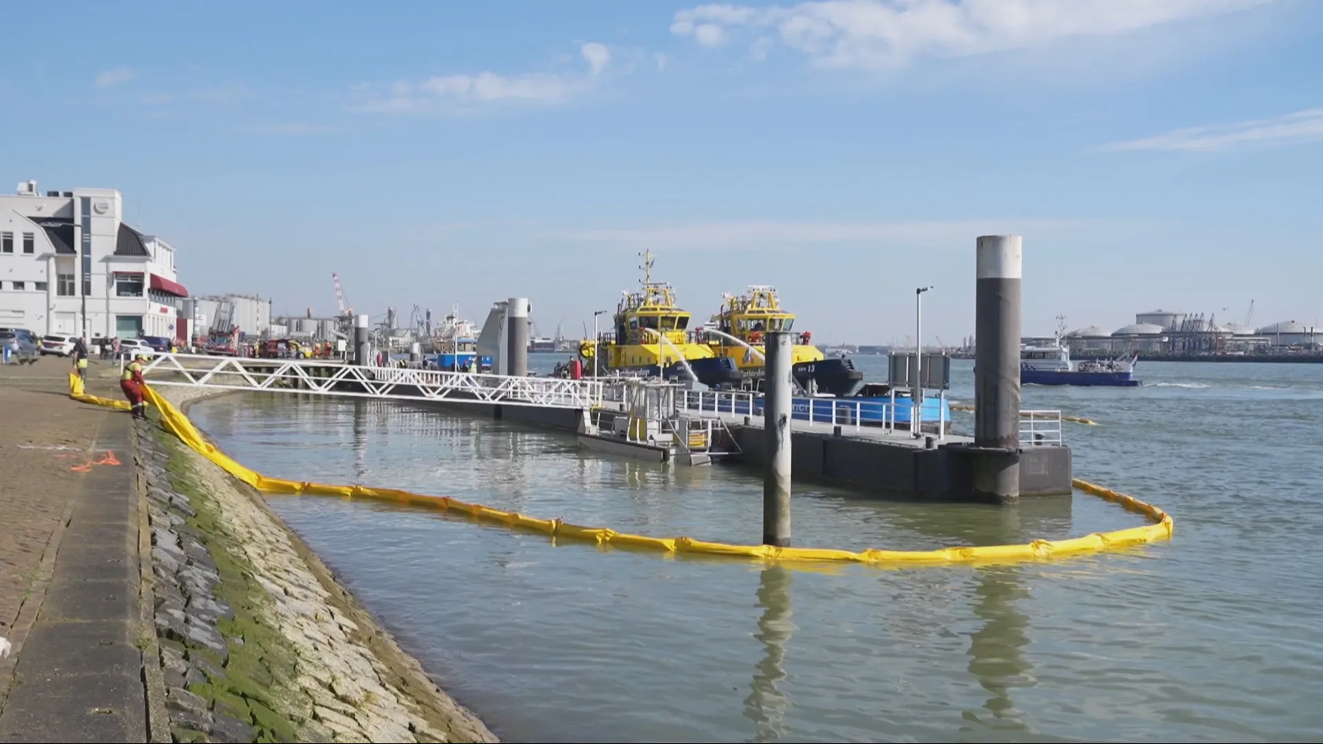 Vrachtschip lekt olie in water bij Maasboulevard Vlaardingen