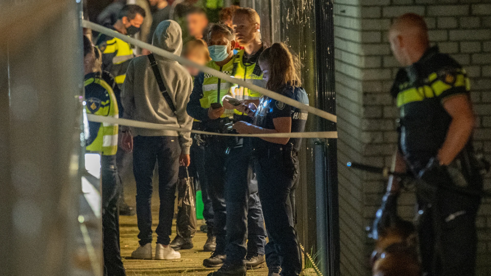 Politie deelt honderden boetes uit bij illegale rave in Deventer