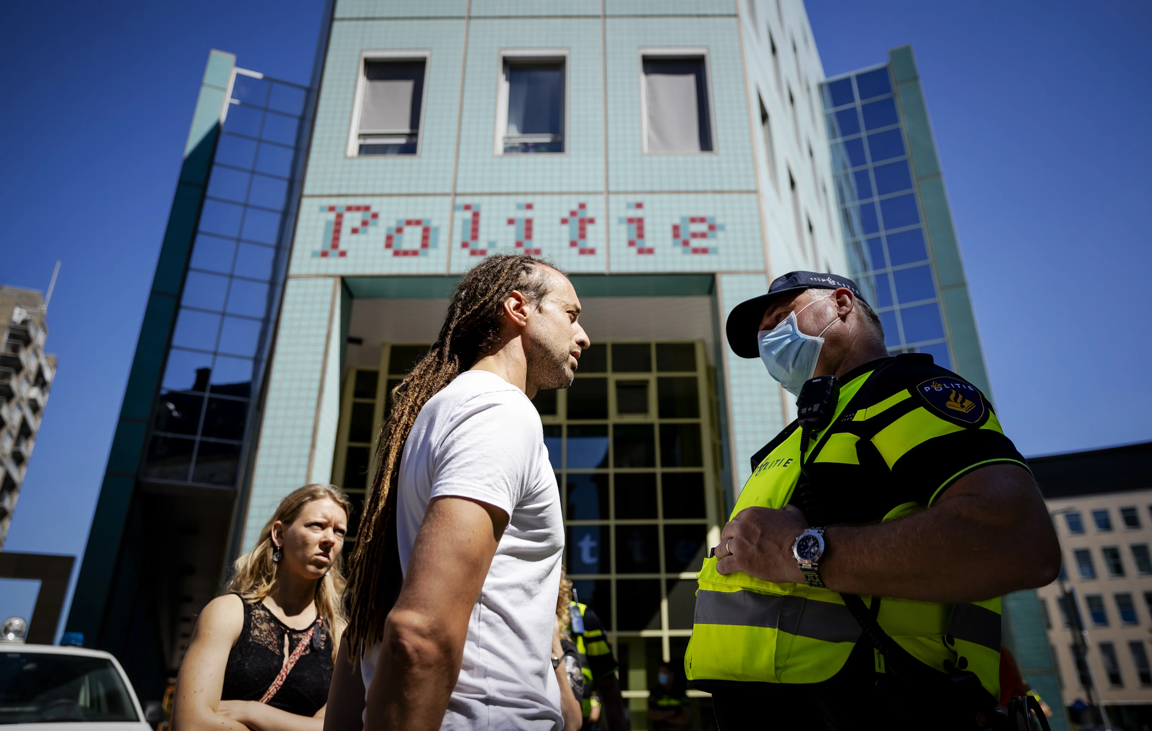 Voorman Viruswaarheid doet aangifte van mishandeling bij mondkapjesprotest