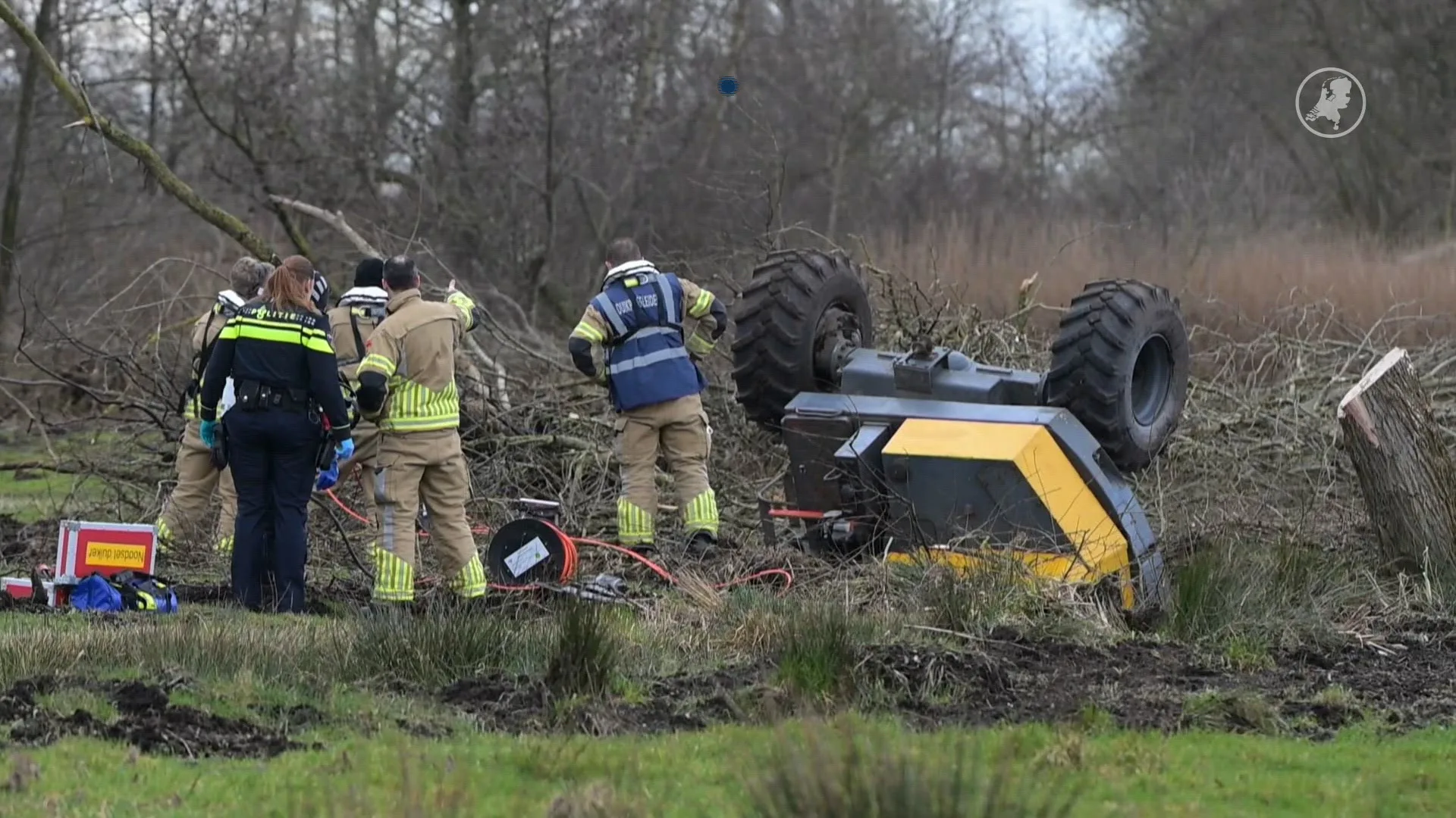 Bestuurder overleden nadat graafmachine in sloot kantelt