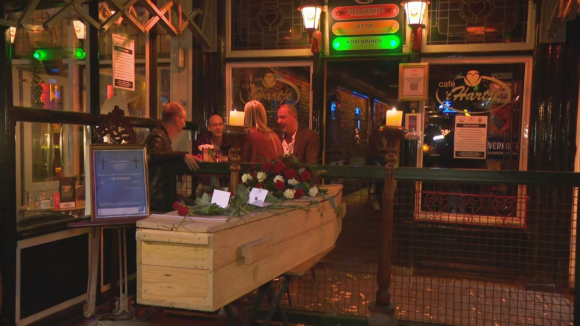 Doodskist voor de deur van Alkmaars café: 'Dit is de doodsteek voor de horeca'