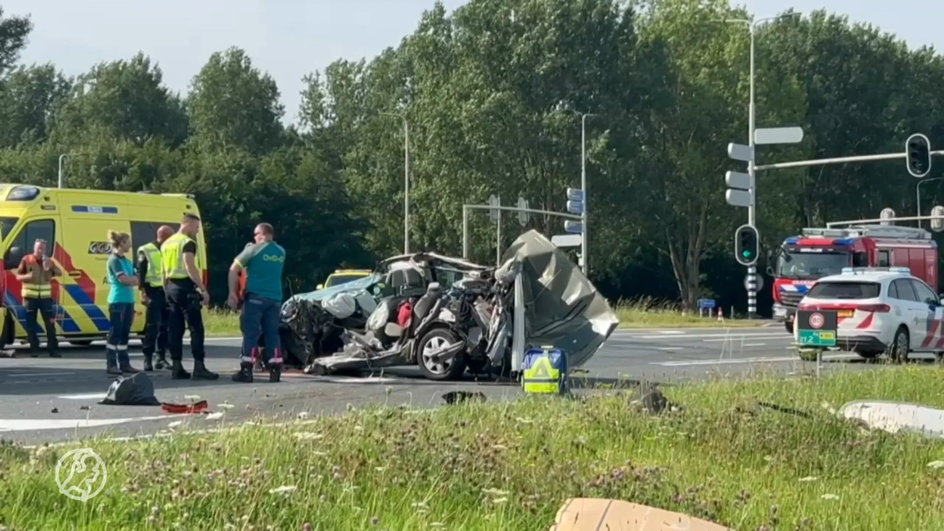 Persoon zwaargewond afgevoerd door ongeluk in Zeewolde, weg uren afgesloten