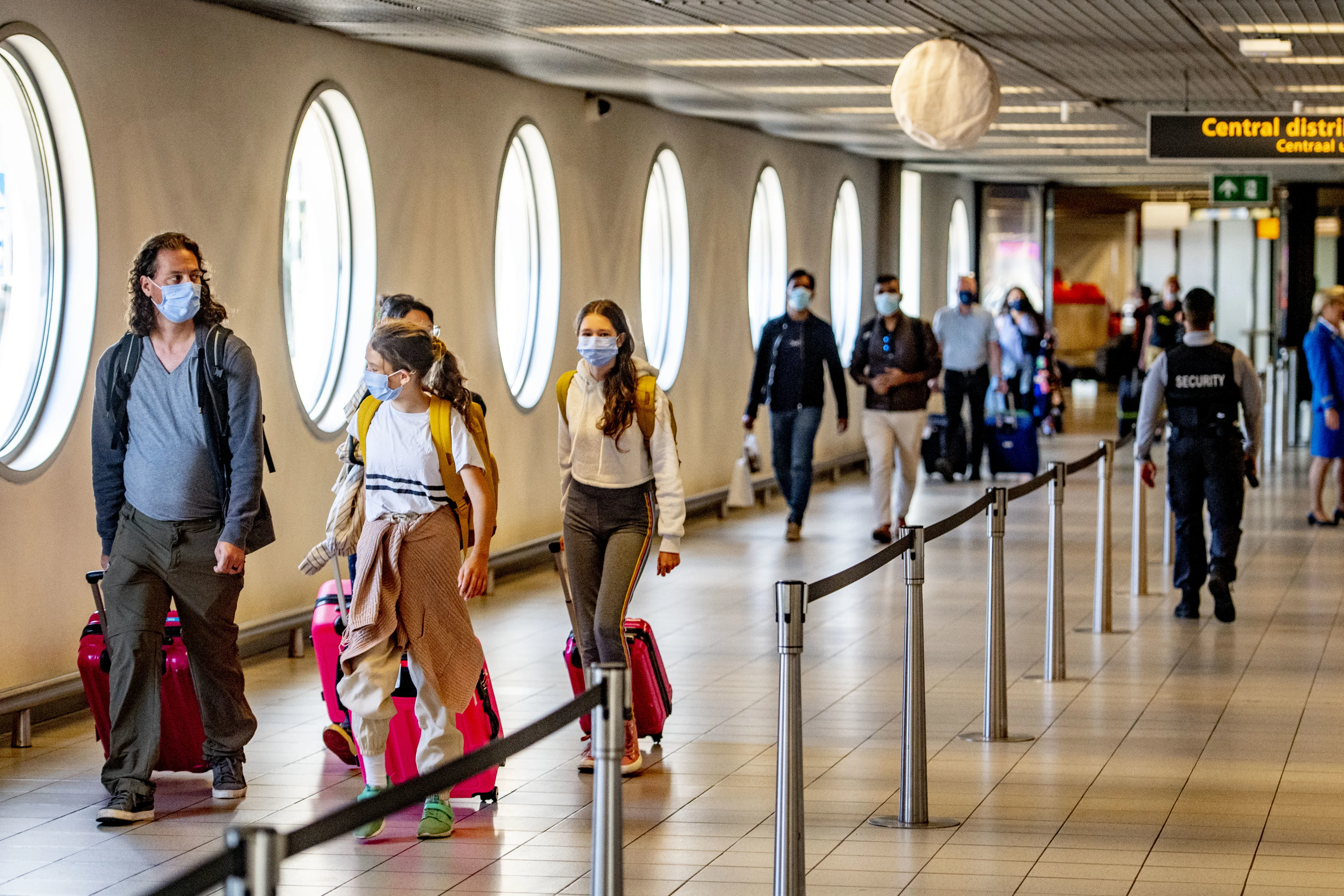 Passagiers met corona op 38 gelande vluchten op Schiphol, medepassagiers gewaarschuwd