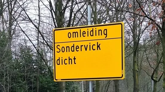 Ambulance rijdt zich vast door gestolen verkeersborden in Veldhoven