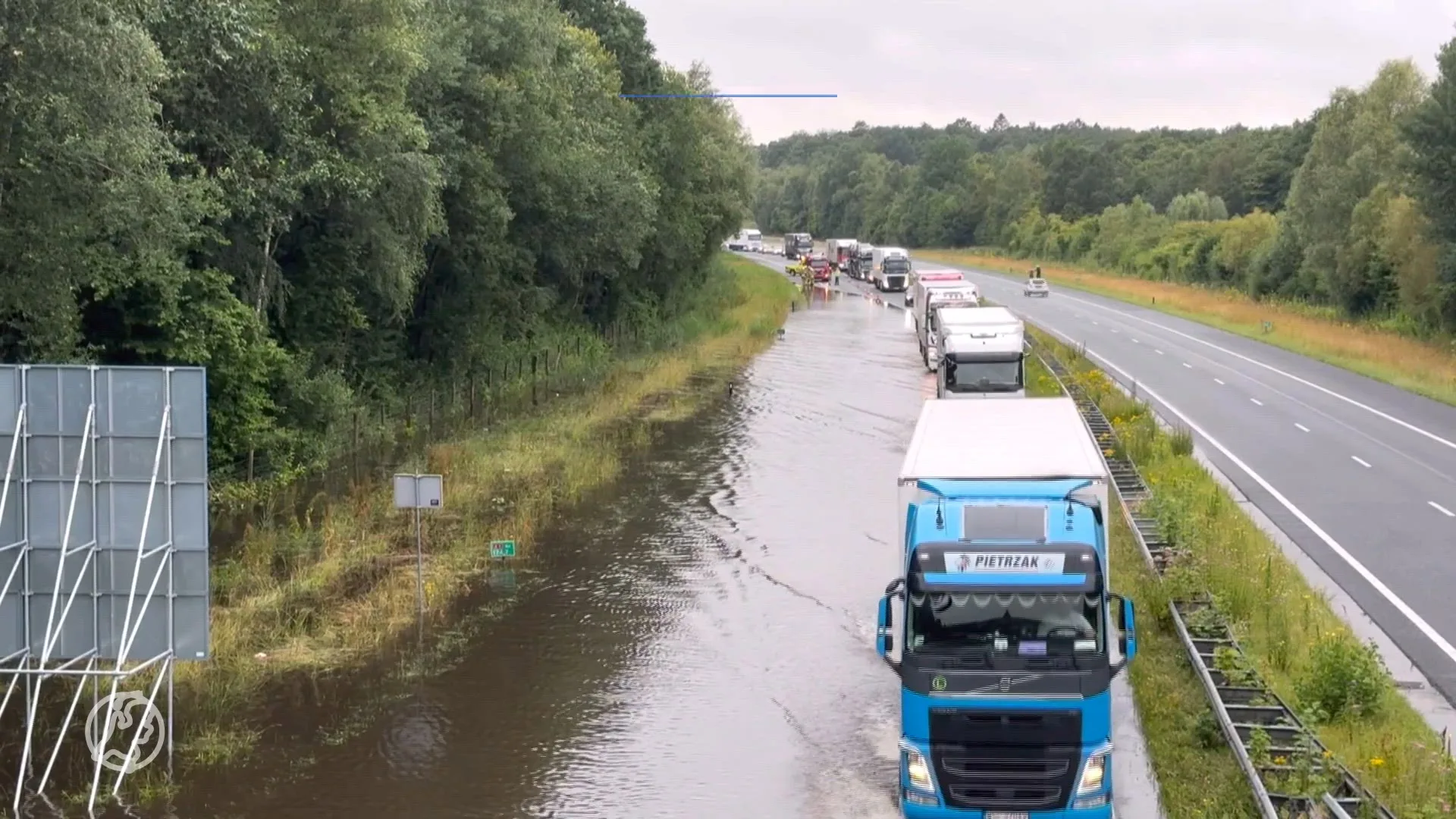 A1 bij De Lutte onderwater door hevige regenval
