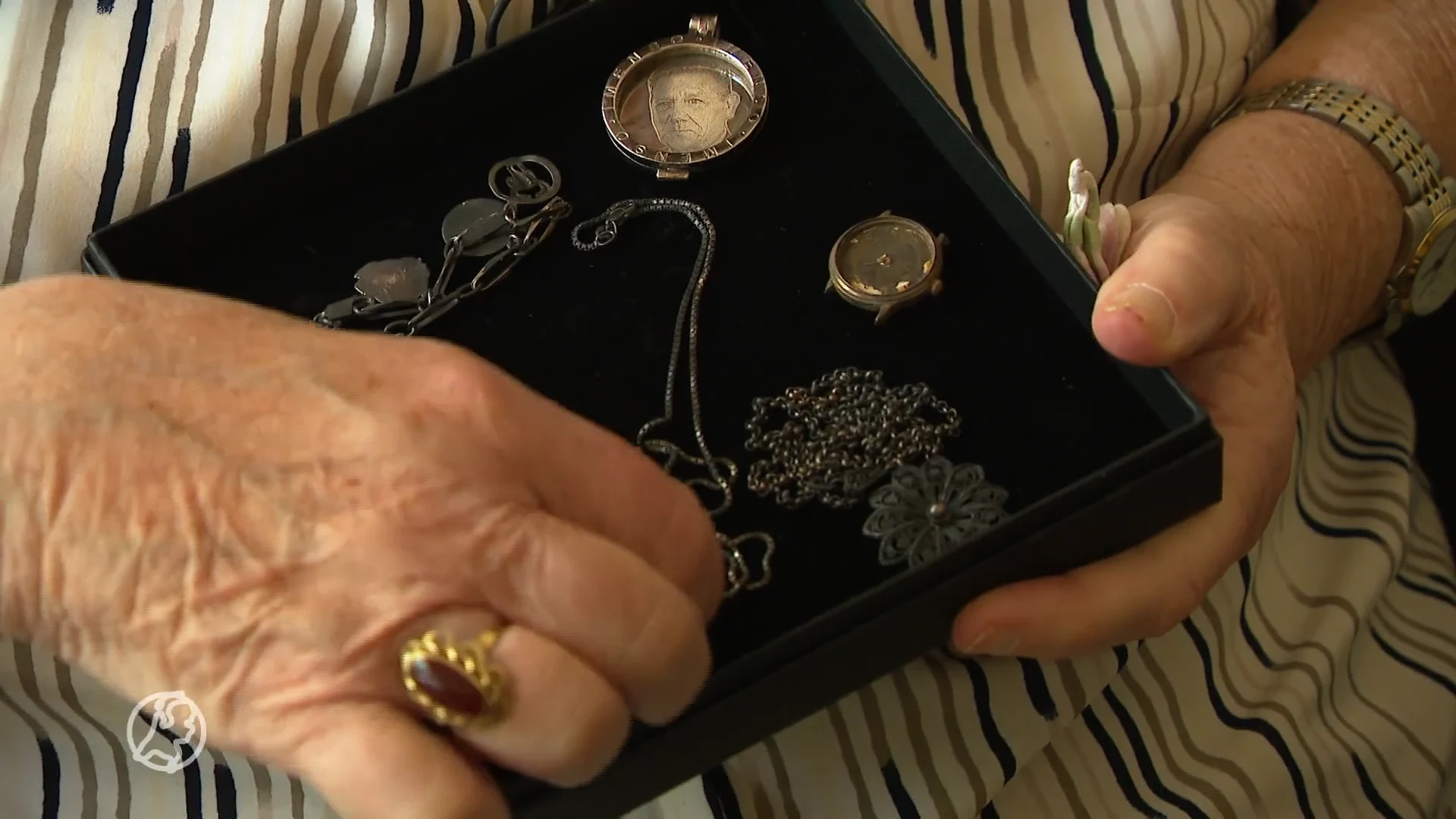 Kostbare medaillon 90-jarige Ginie boven water dankzij magneetvisser Nick