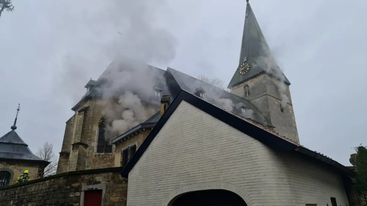 Eeuwenoud altaar van kerk in Noorbeek door brand verwoest: 'Een drama'
