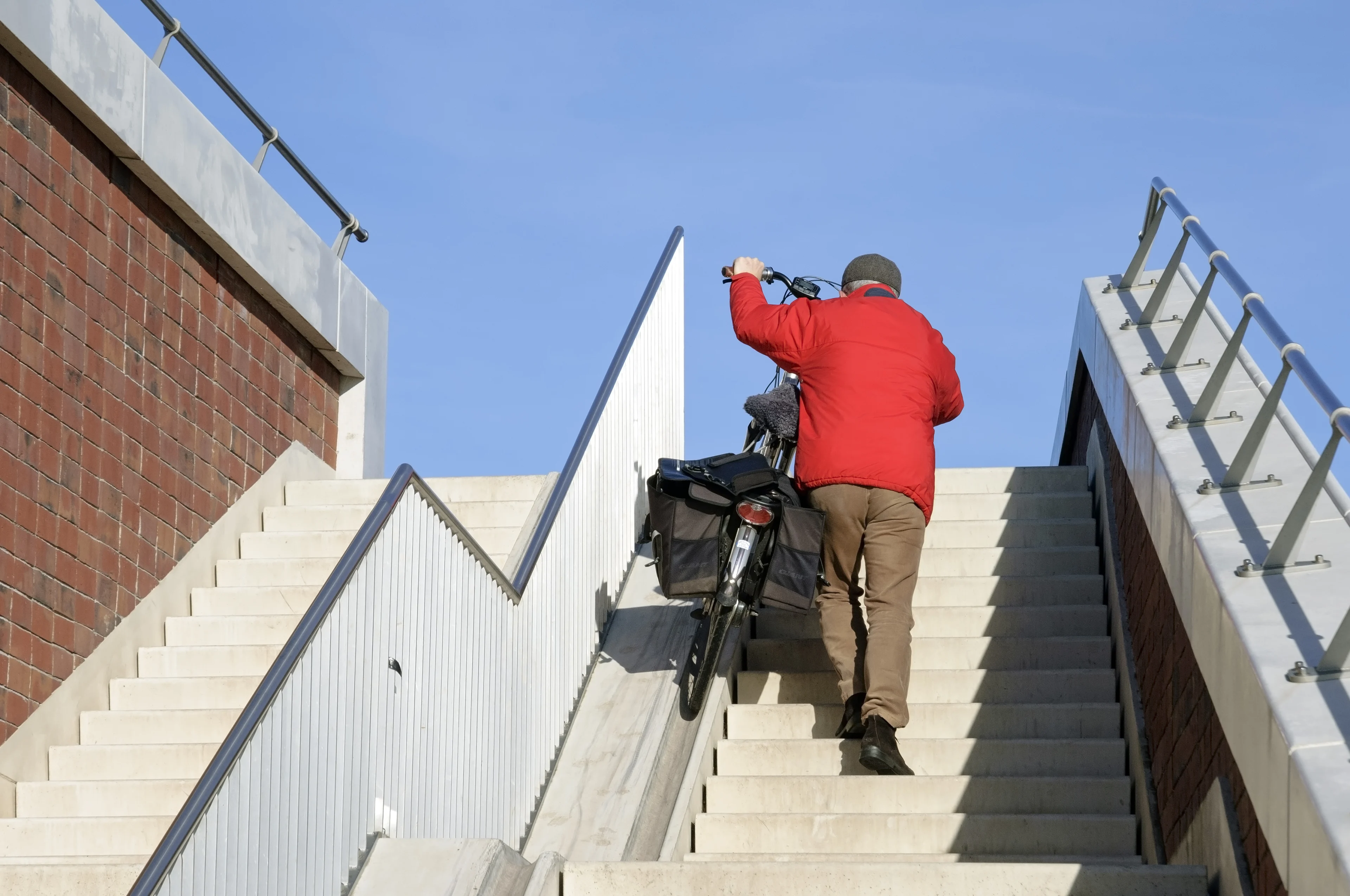 Hoogbejaarde man (87) valt van fiets, wordt beroofd door 'helper'