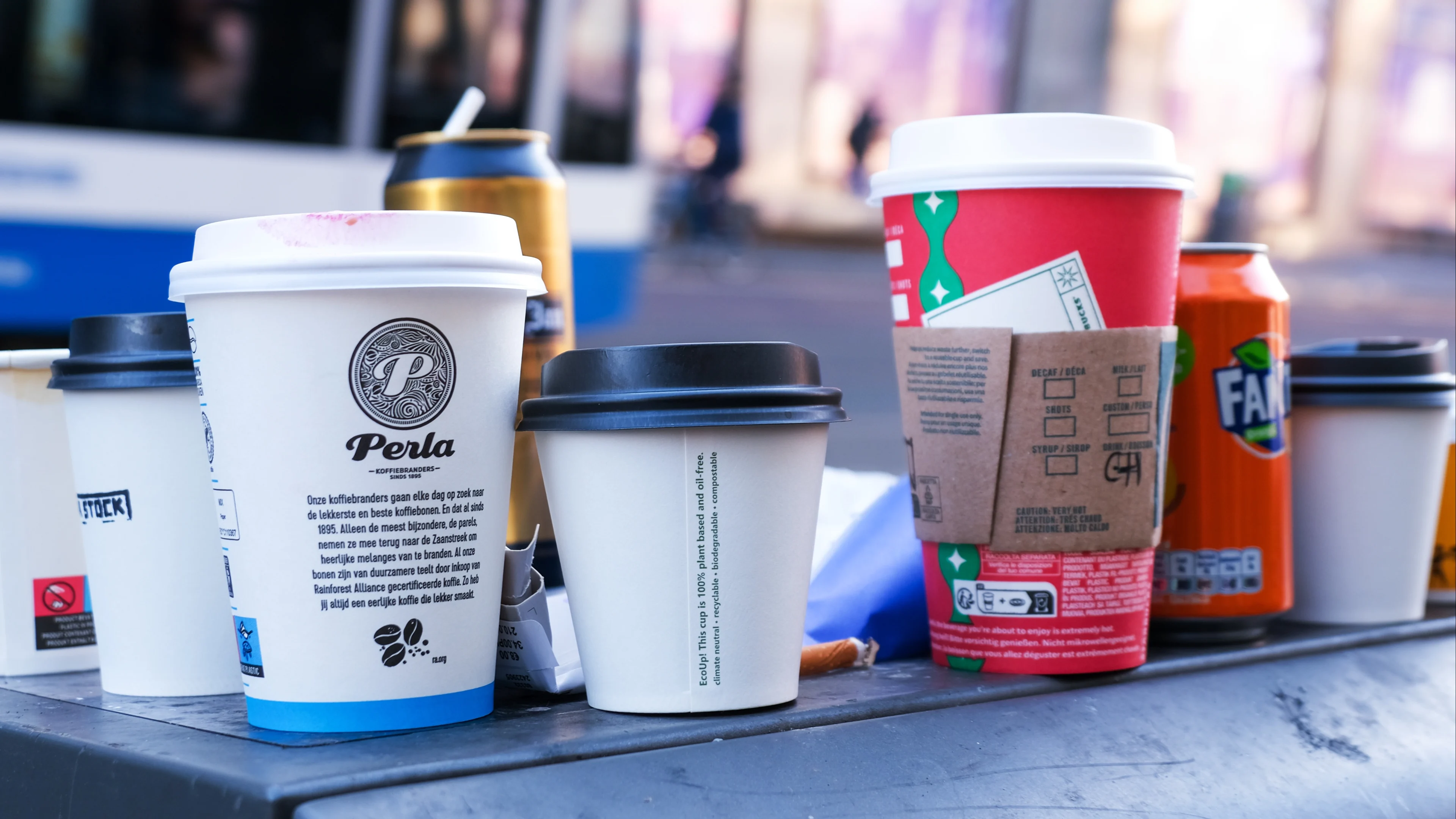 Vanaf 2026 geldt overal 25 cent toeslag op wegwerpbekers en -bakjes