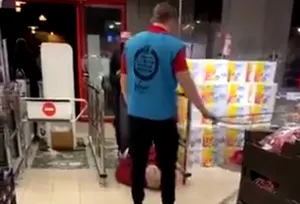 Beveiliger veegt letterlijk vloer aan met mondkapjesweigeraar in supermarkt Den Helder