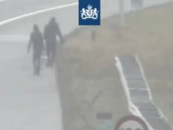 Hoge nood bij snelwegplasser resulteert in flinke wandeling én natte broek