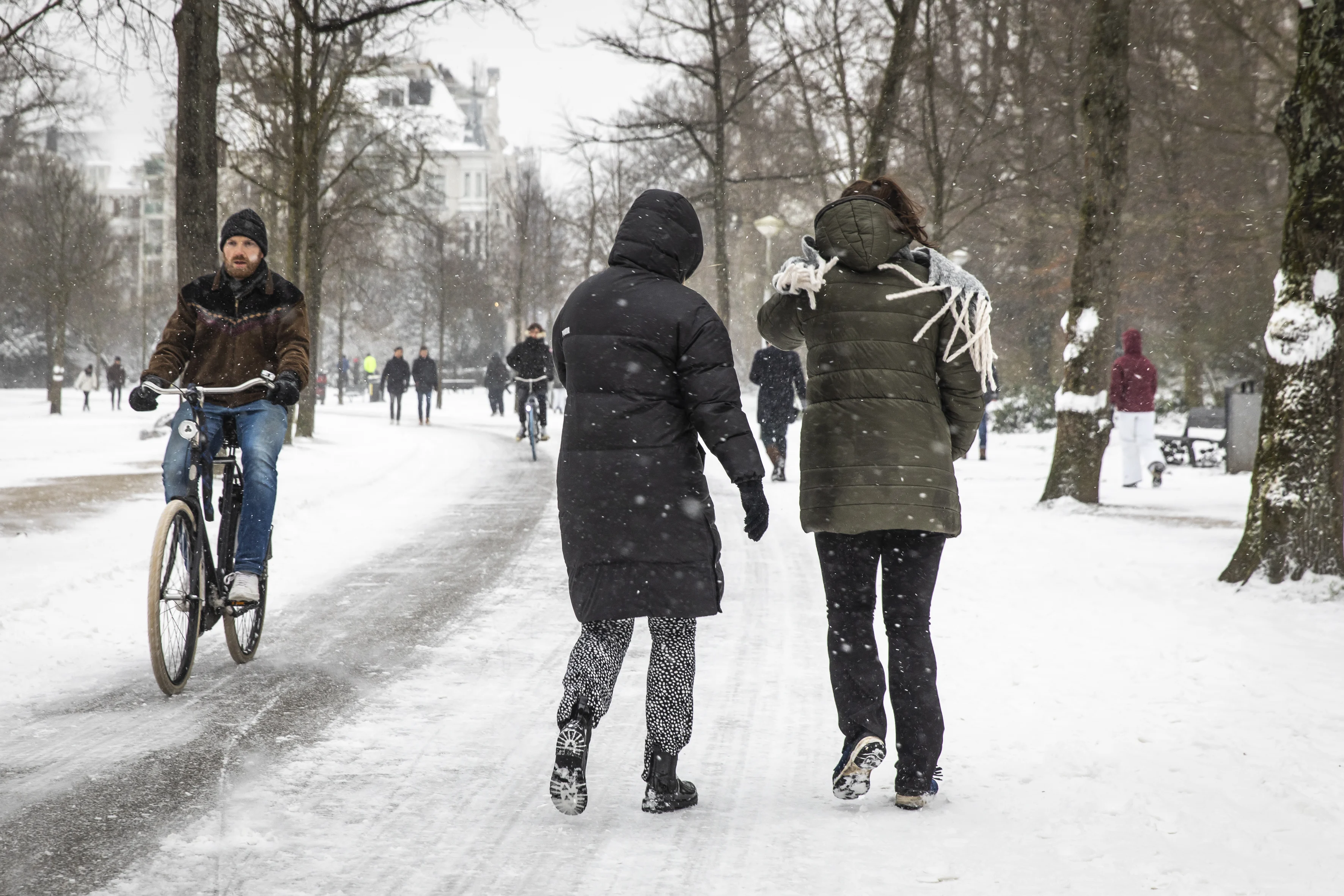 Politie beëindigt jongerenfeestje in Amsterdamse Vondelpark