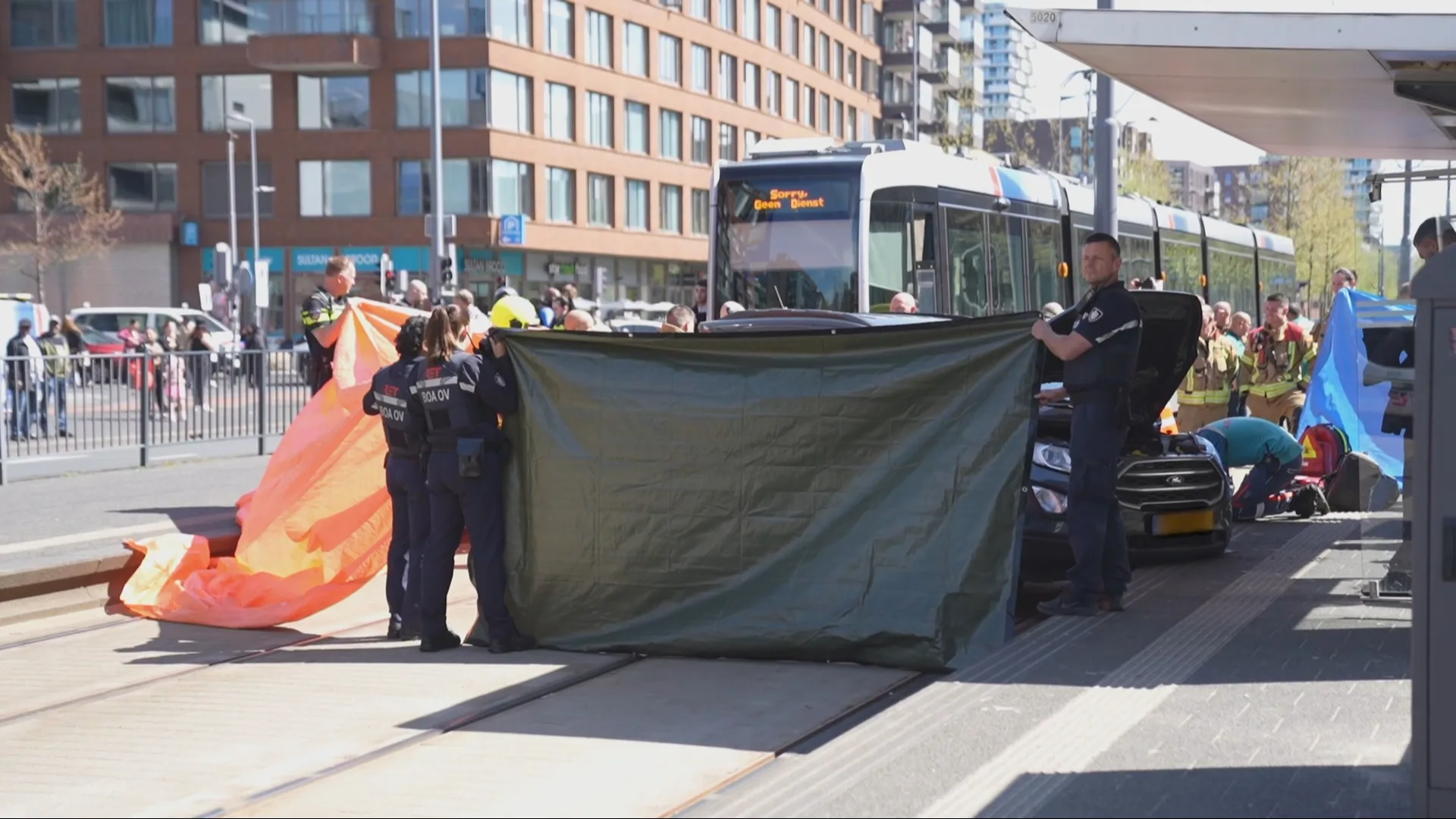 Man rijdt in op tramhalte Rotterdam, vrouw meegesleurd en gewond