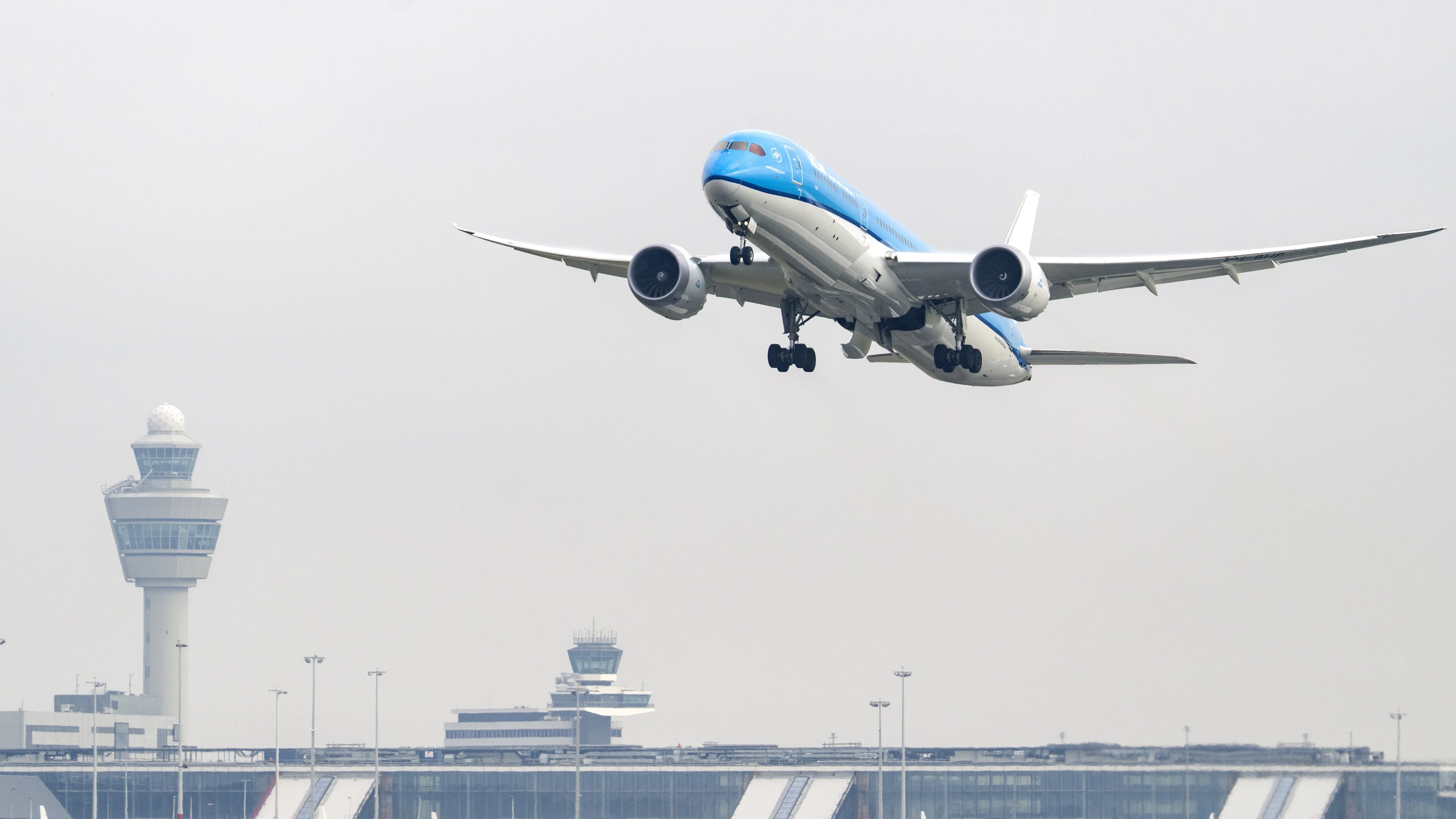 KLM maakt vliegtickets duurder in verband met de olieprijs