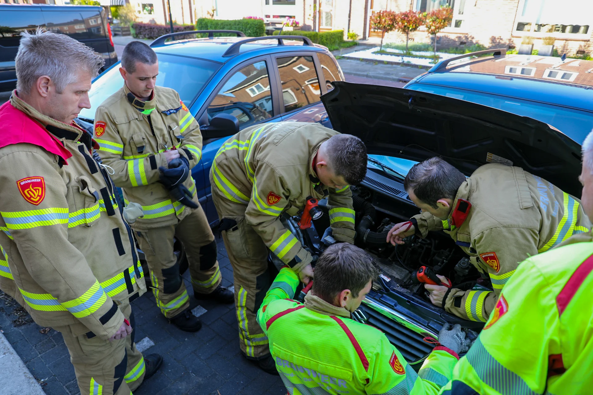 Kitten Mowgli onder motorkap houdt zes brandweerlieden bezig in Apeldoorn