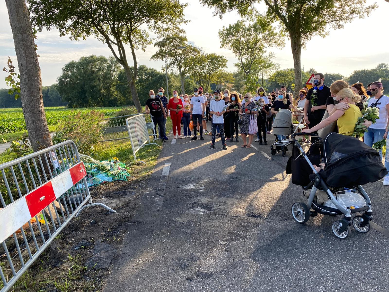 Emotionele stille tocht in Finsterwolde voor omgekomen Sebastiaan, Boye en Alex