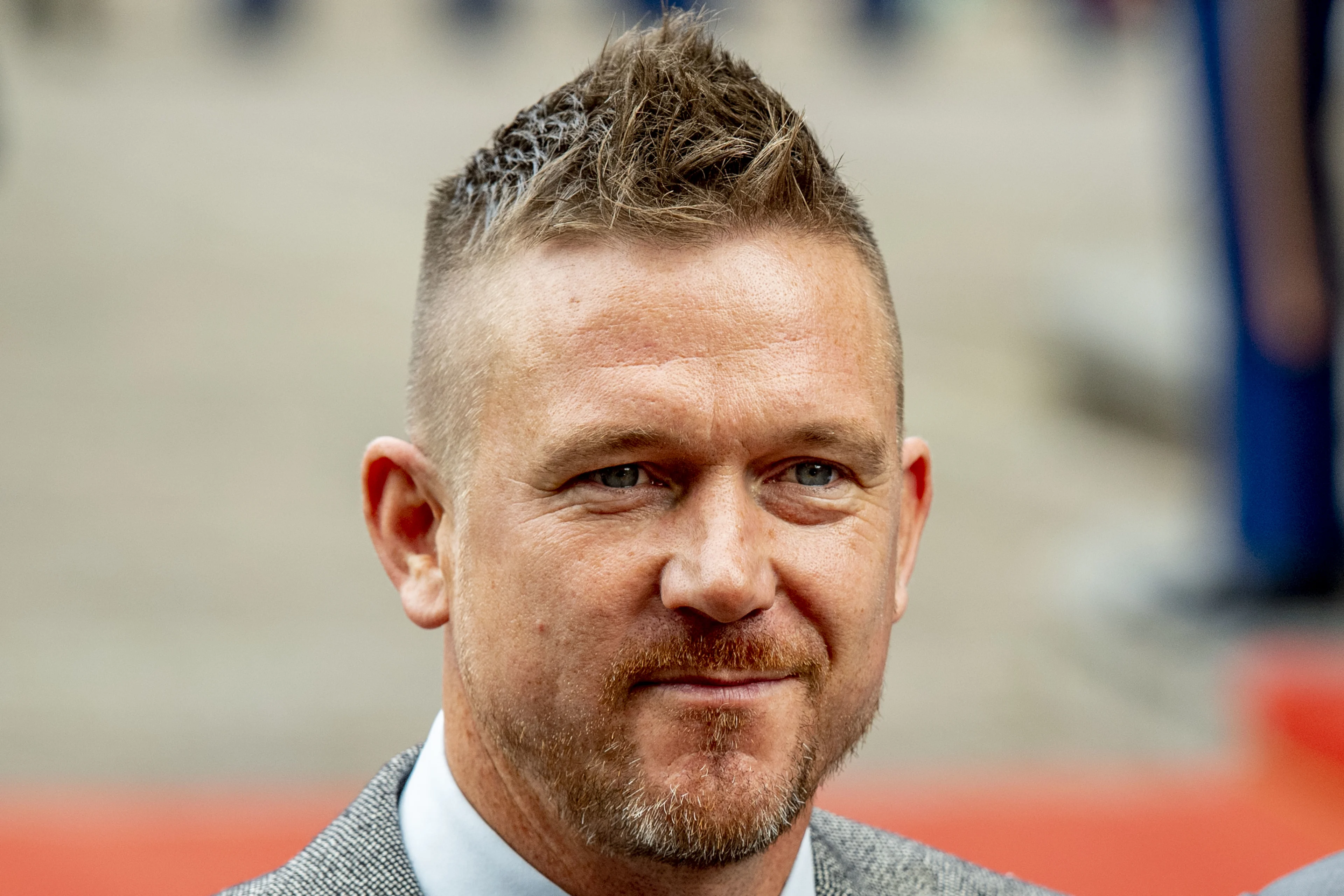 Mysterieuze afwezigheid Johnny de Mol bij HLF8 verklaard, presentator is weer terug