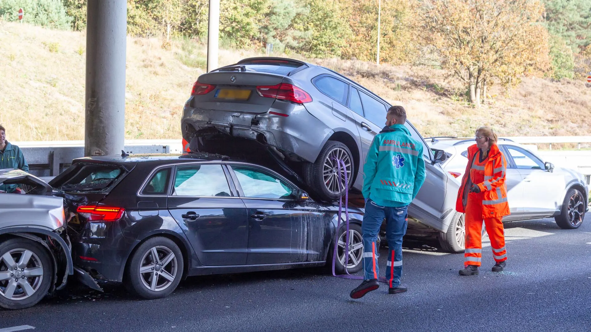 Auto's belanden op elkaar bij bizarre kettingbotsing op A28, snelweg afgesloten
