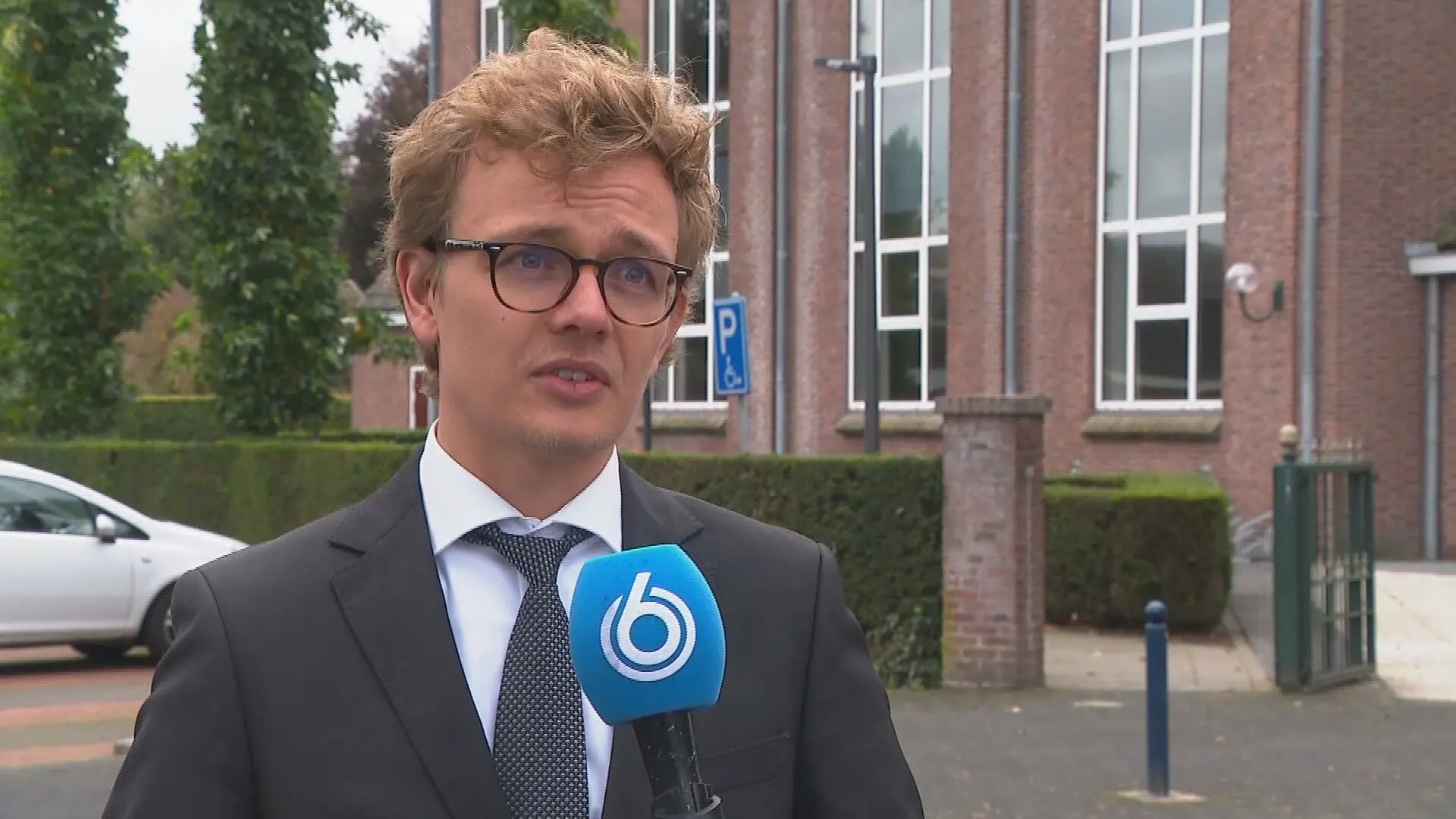 Sommige kerkgangers Staphorst snappen commotie best: 'Maar het is veilig om naar binnen te gaan'