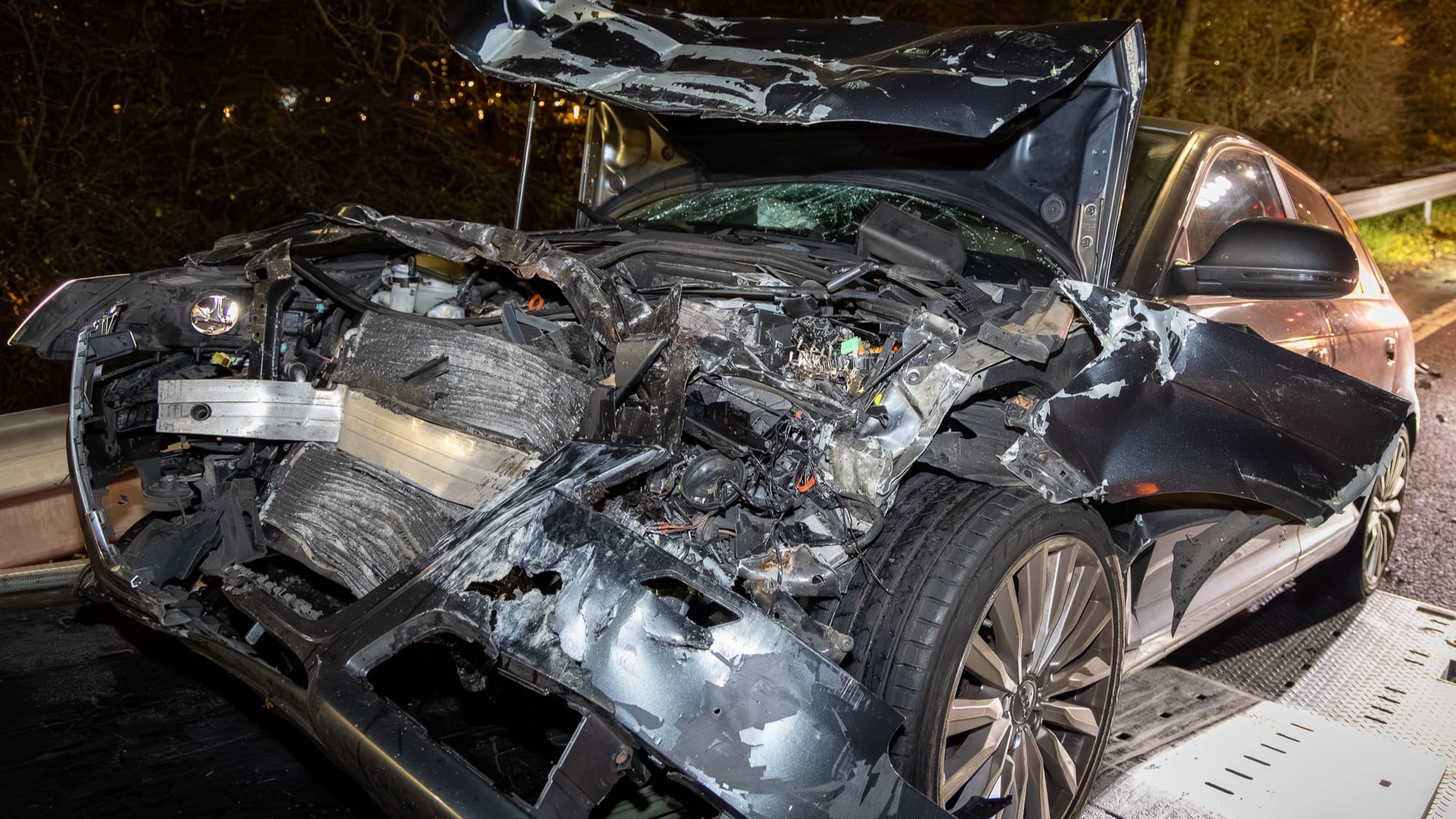 Automobilist rijdt op afgesloten wegdeel A10 en ramt op pijlwagen