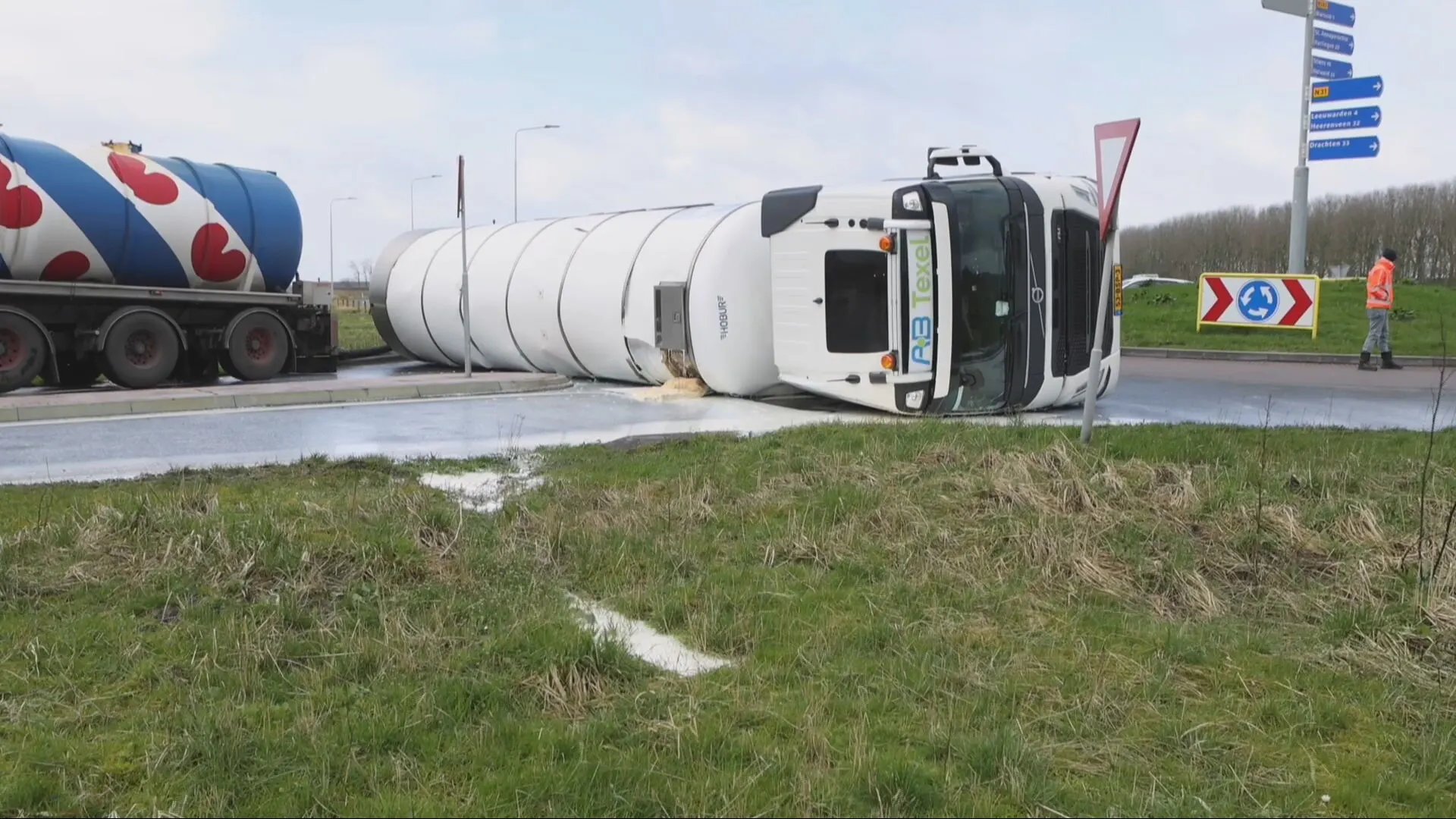 Duizenden liters melk verloren na kantelen tankwagen