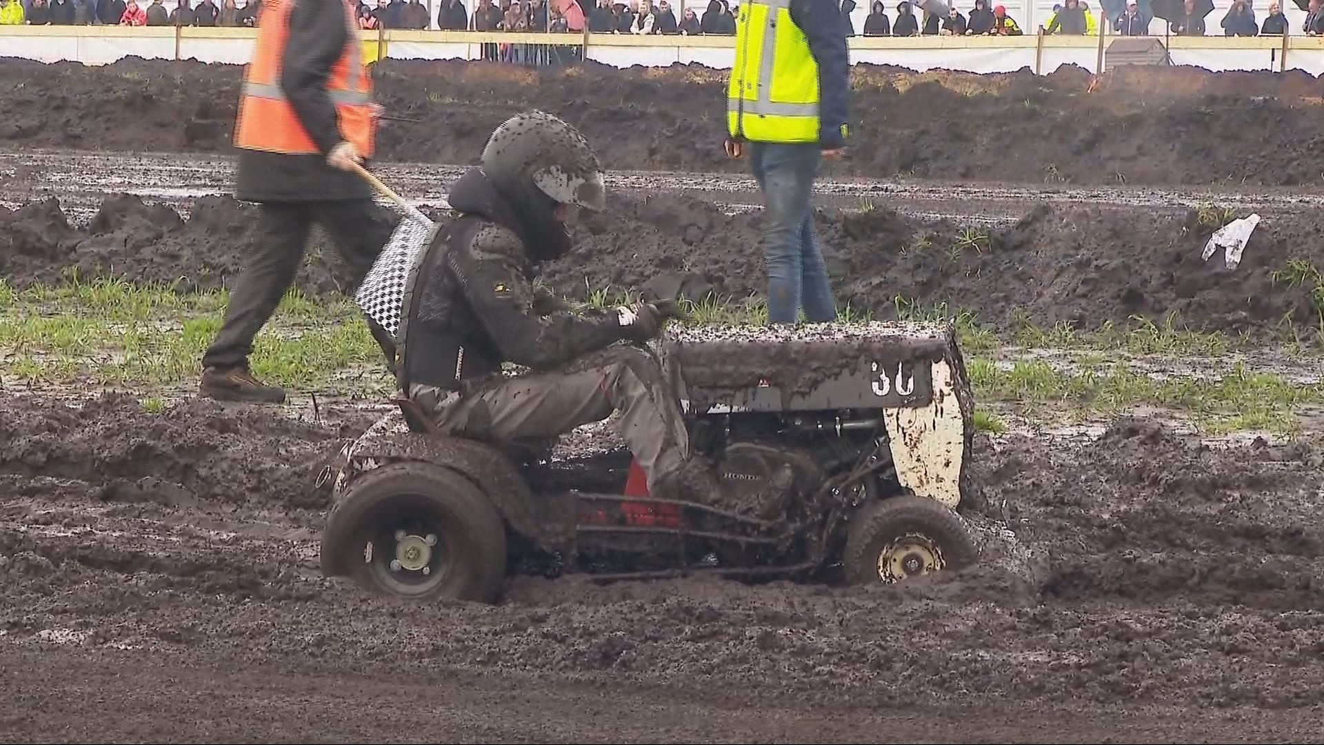 Deze grasmaaiers racen dwars door modder: 'Hij gaat over de honderd kilometer' 