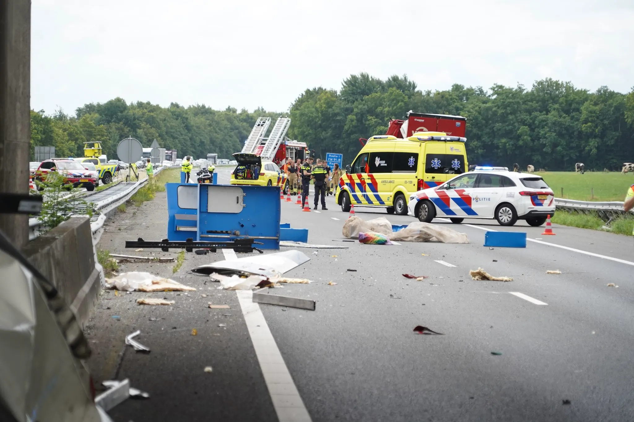 A28 deels dicht na botsing: vrachtwagen ramt viaduct bij De Punt