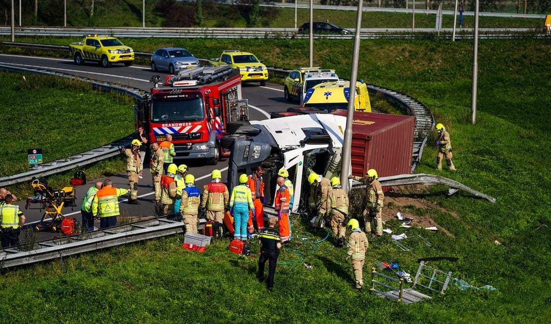 Vrachtwagen kantelt in bocht van A15, chauffeur raakt ernstig bekneld