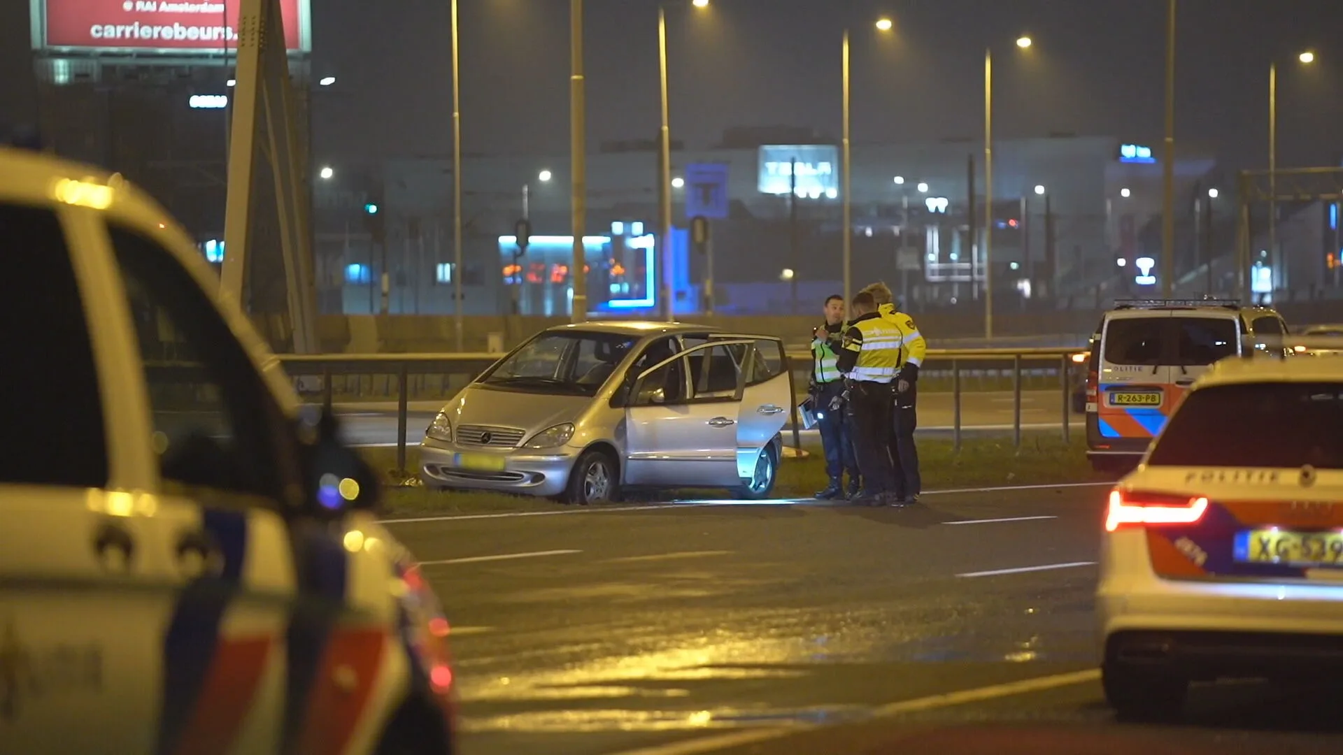 Man rijdt in op motoragent na verkeersruzie, politie schiet op auto