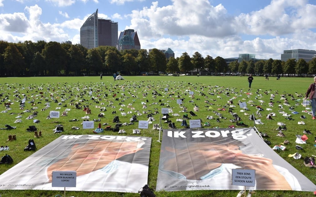 Zorgmedewerkers zetten hun schoen uit protest op Malieveld