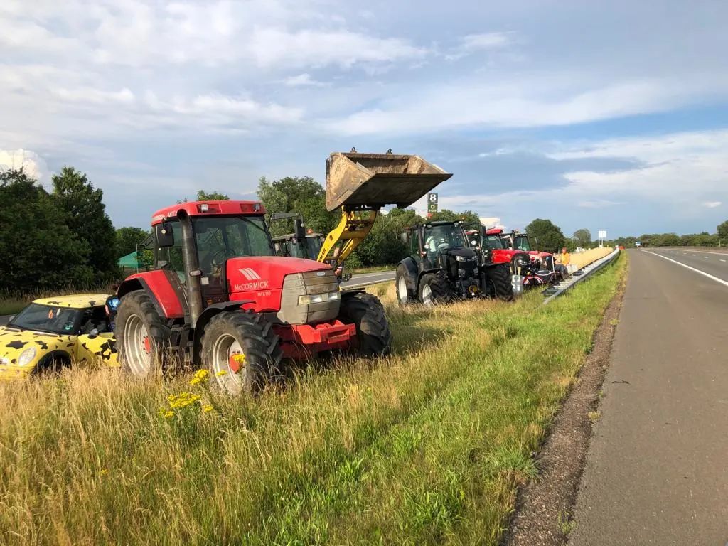 Boze boeren op verschillende plekken onaangekondigd de weg op