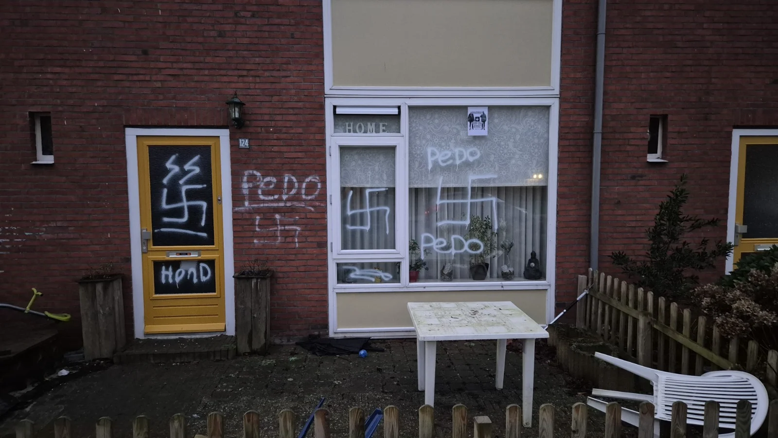Woning in Stadskanaal beklad met hakenkruizen en leuzen